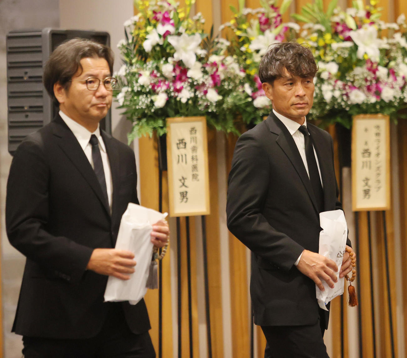 釜本邦茂さんの弔問に訪れたJリーグ野々村チェアマン（左）と日本サッカー協会宮本会長（撮影・上山淳一）