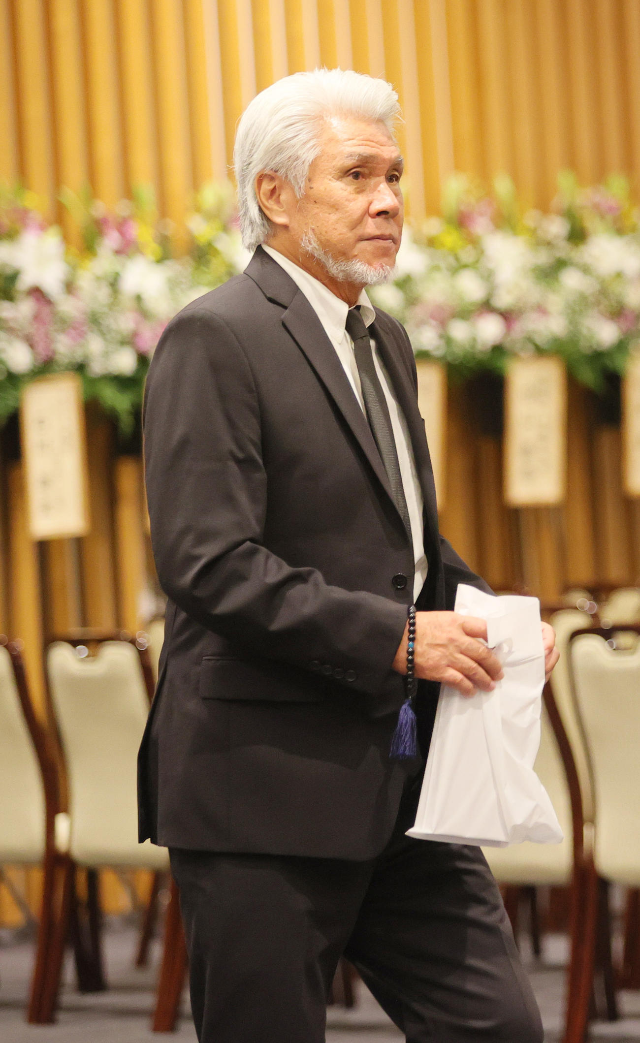 釜本邦茂さんの弔問に訪れた草木氏（撮影・上山淳一）