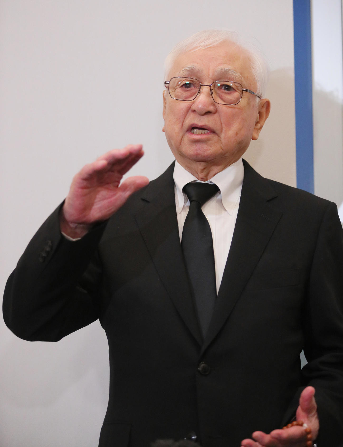 釜本邦茂さんの通夜に訪れ、取材に応じる元日本サッカー協会副会長の鬼武氏（撮影・上山淳一）