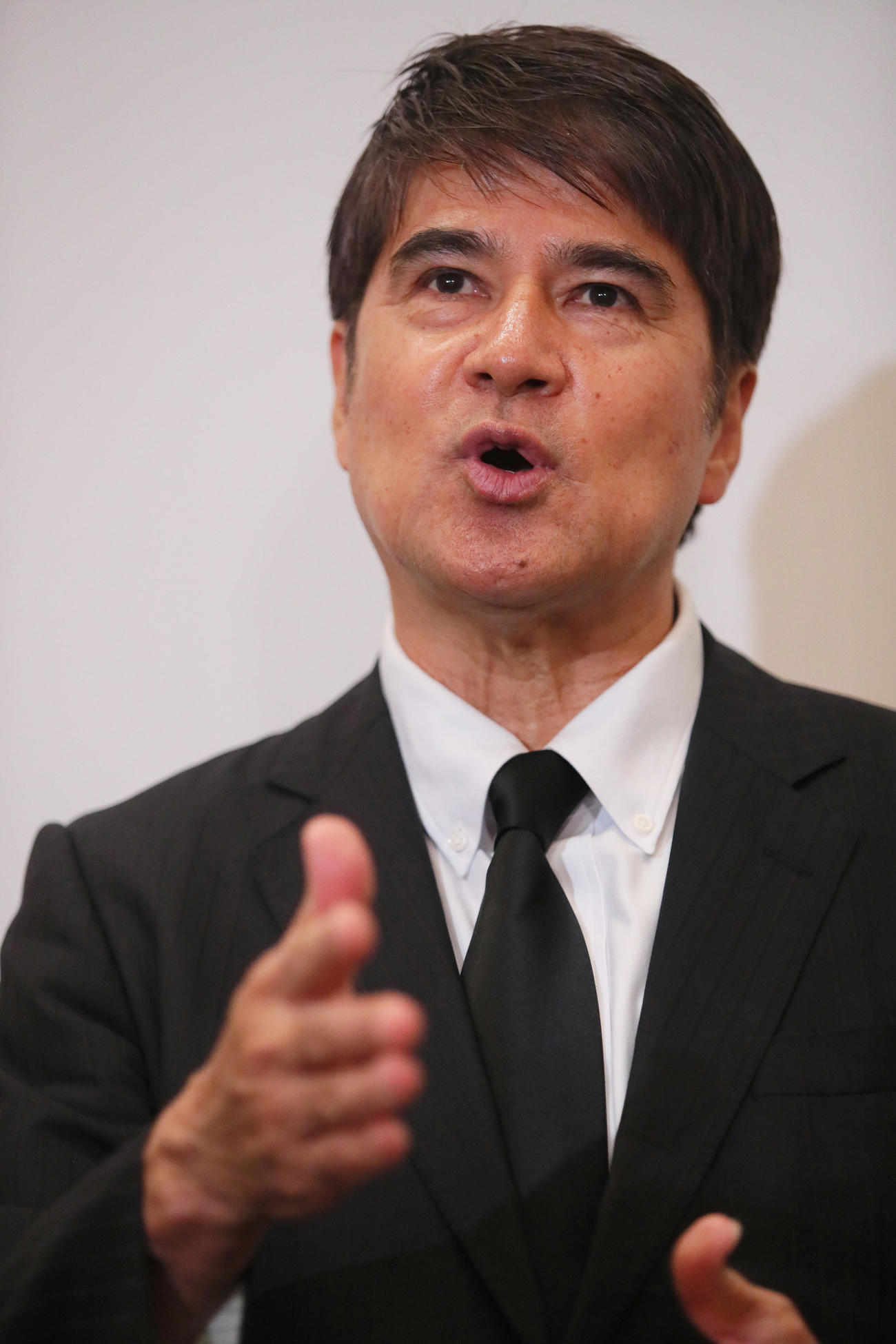 釜本邦茂さんの通夜に訪れ、取材に応じる永島氏（撮影・上山淳一）