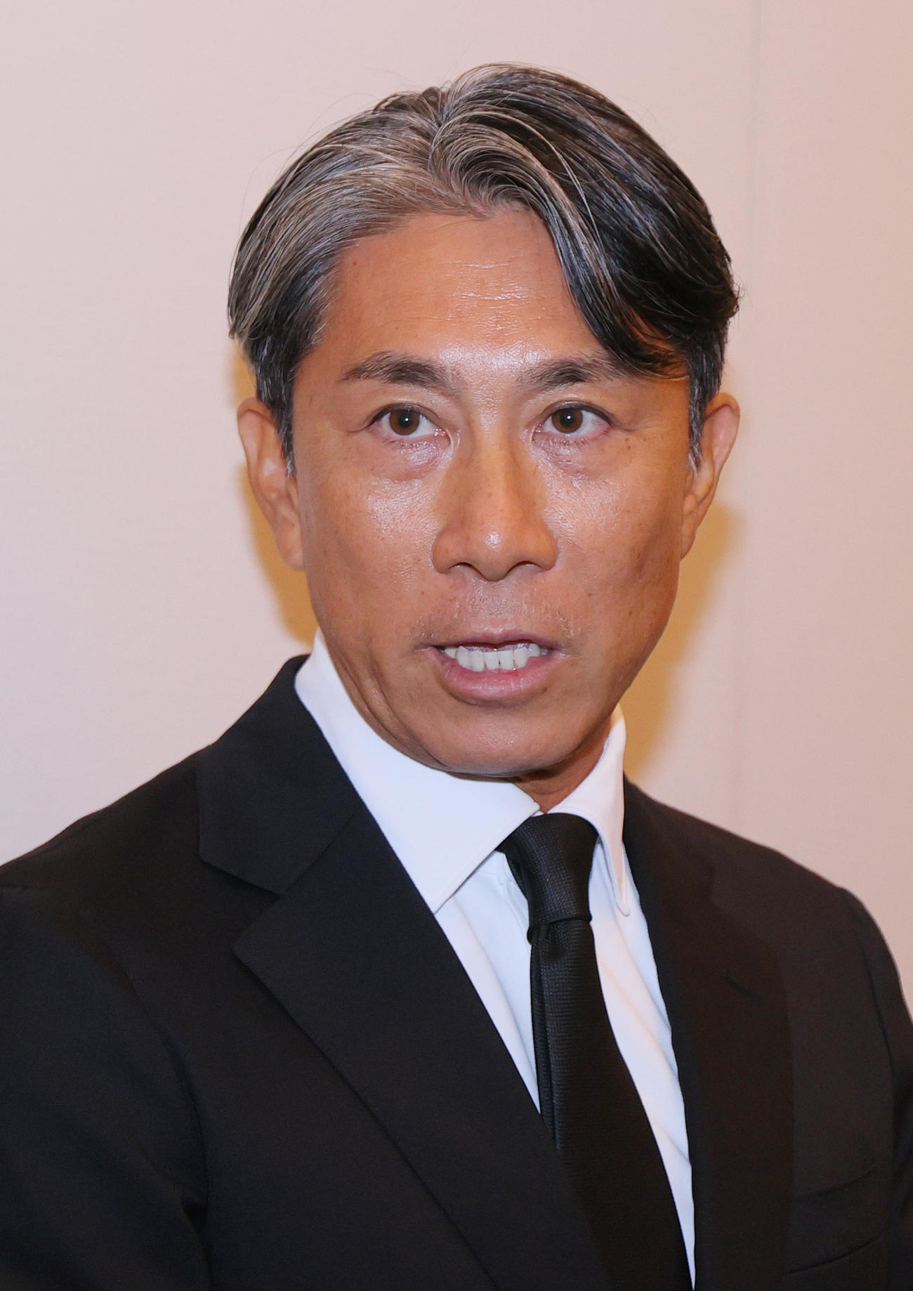 釜本邦茂さんの通夜に訪れ、取材に応じる前園真聖氏（撮影・上山淳一）