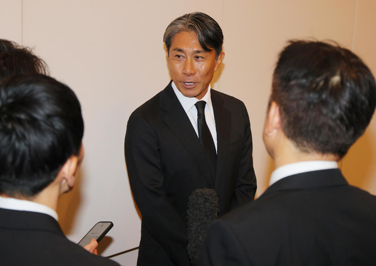 釜本邦茂さんの通夜に訪れ、取材に応じる前園真聖氏（撮影・上山淳一）