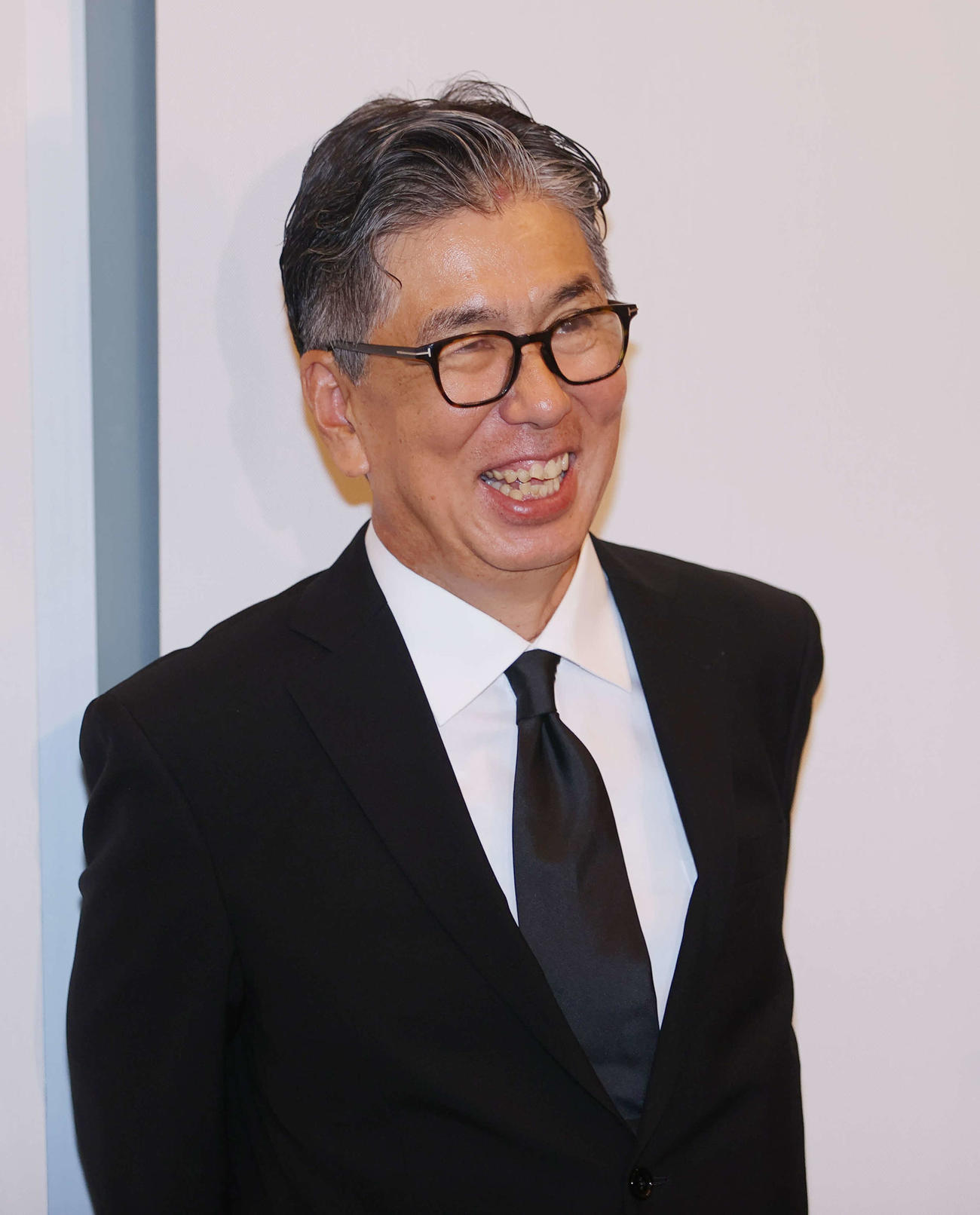 釜本邦茂さんの通夜で取材に応じる喪主の長男達生さん（撮影・上山淳一）