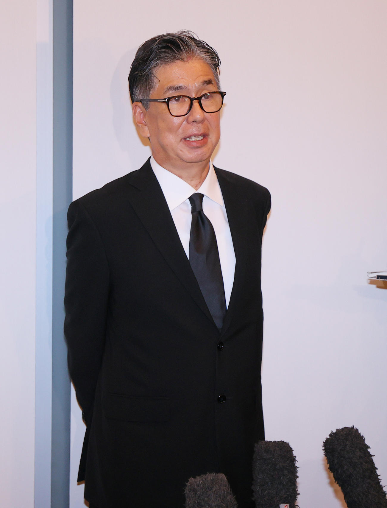 釜本邦茂さんの通夜で取材に応じる喪主の長男達生さん（撮影・上山淳一）
