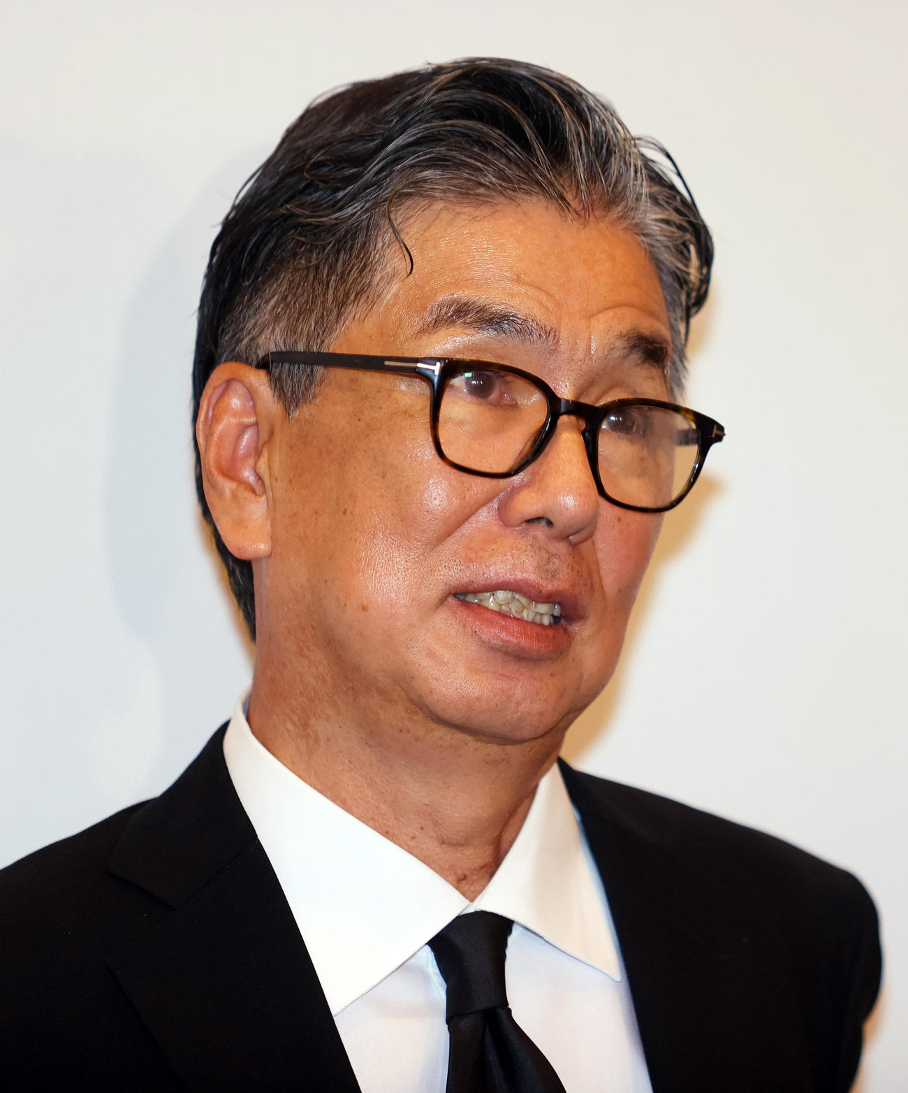 釜本邦茂さんの通夜で取材に応じる喪主の長男達生さん（撮影・上山淳一）