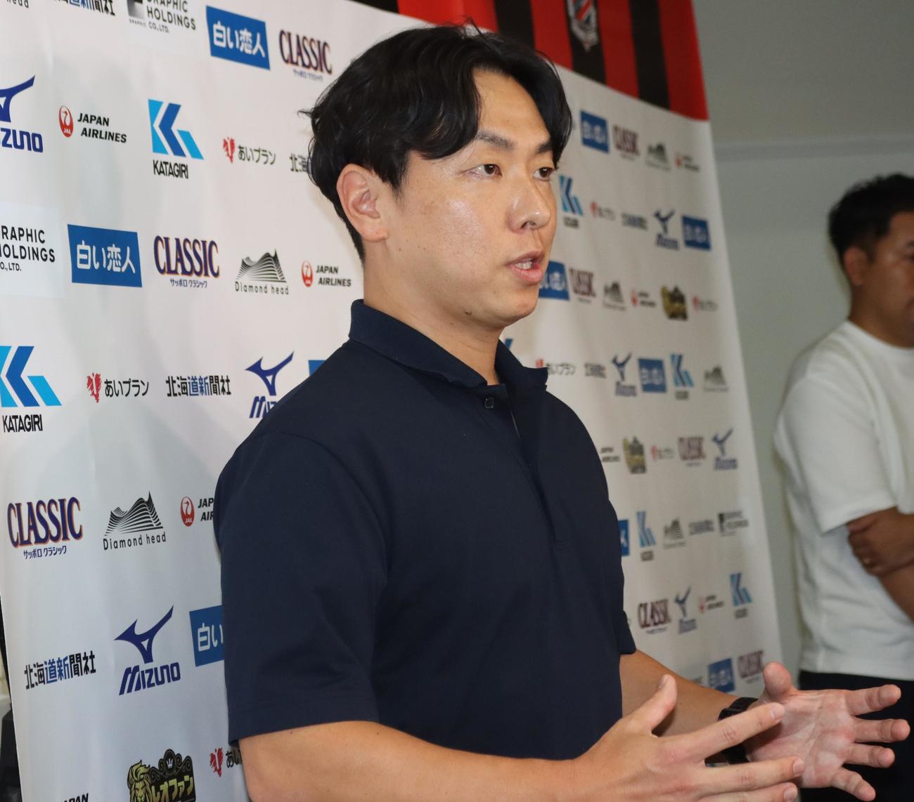 取材に対応する石水社長（撮影・保坂果那）