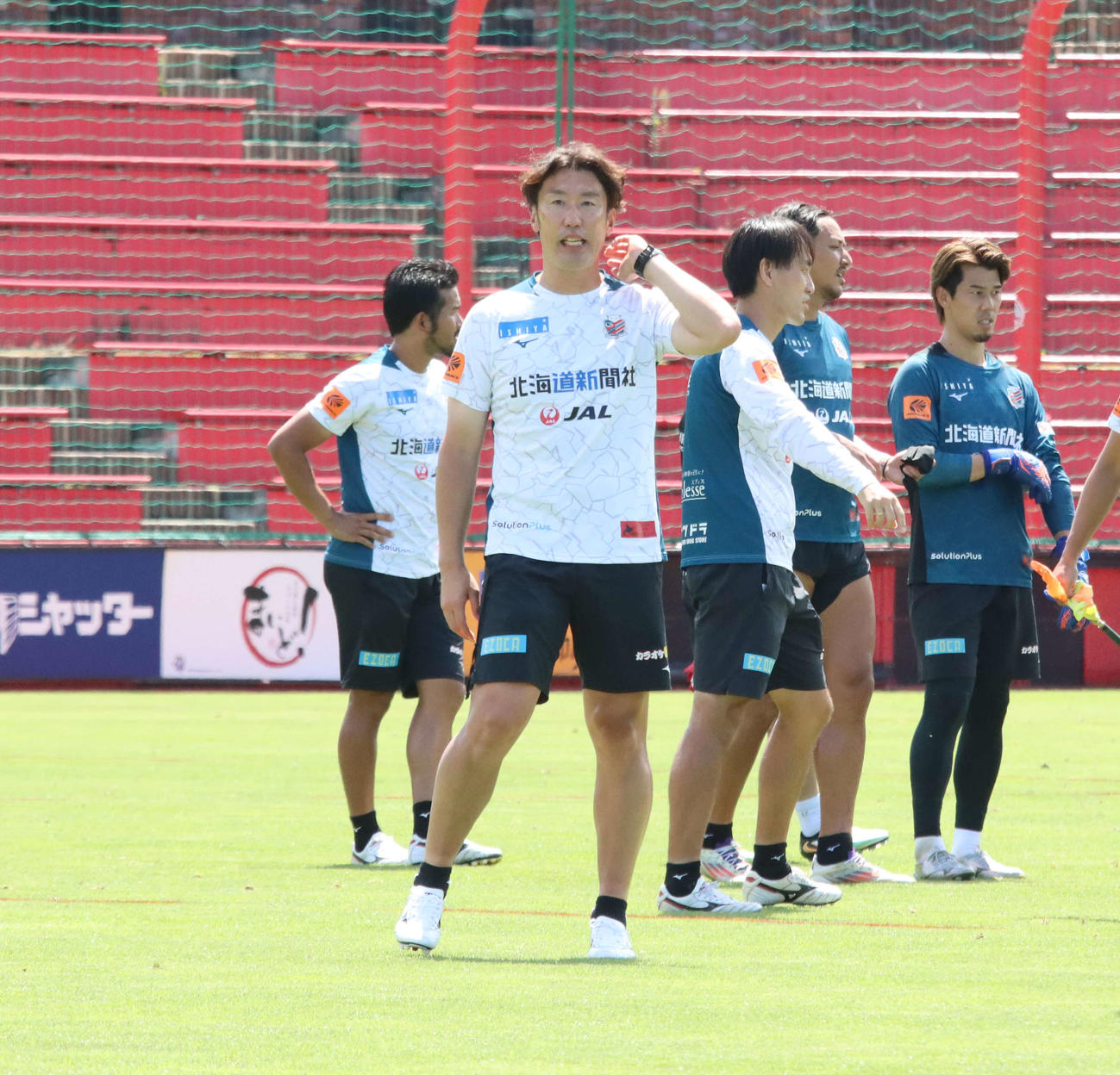 就任後初練習に参加した札幌の柴田監督（撮影・保坂果那）