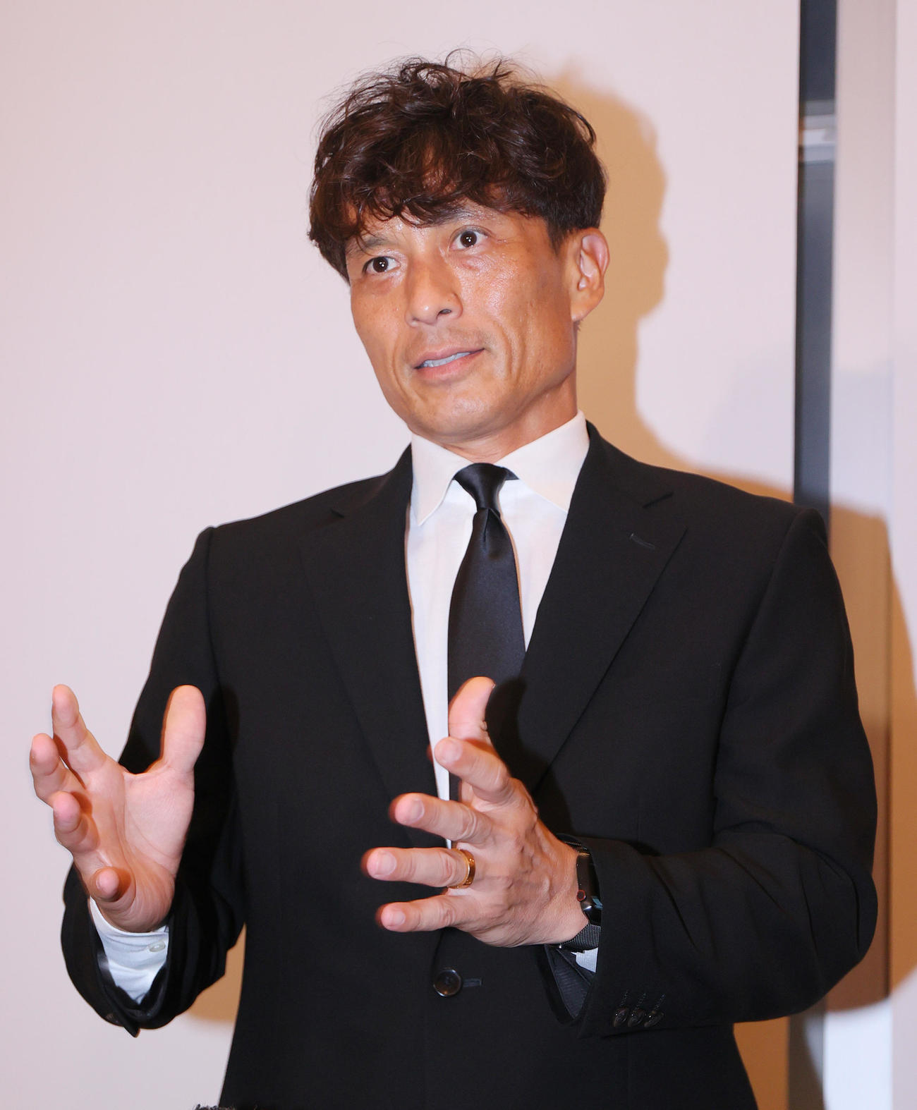 釜本邦茂さんの通夜に訪れ、取材に応じる日本サッカー協会の宮本会長（撮影・上山淳一）