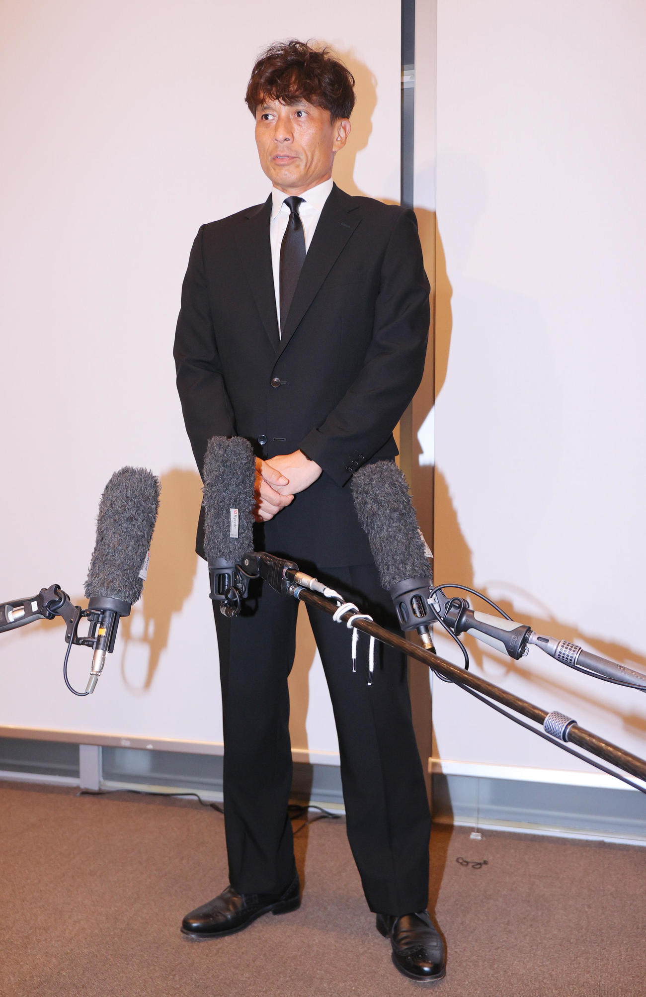 釜本邦茂さんの通夜に訪れ、取材に応じる日本サッカー協会の宮本会長（撮影・上山淳一）