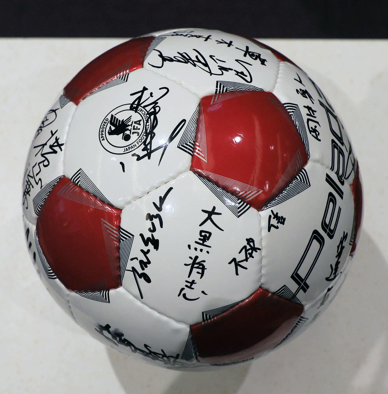 釜本邦茂さんの棺に入れたボールに記された松平健（中央左）のサイン（撮影・宮崎幸一）