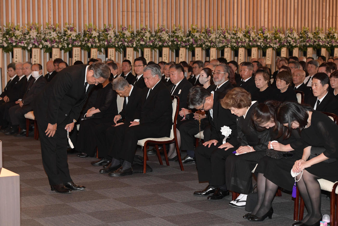 釜本邦茂さんの葬儀で弔辞の前に遺族に一礼する松平健