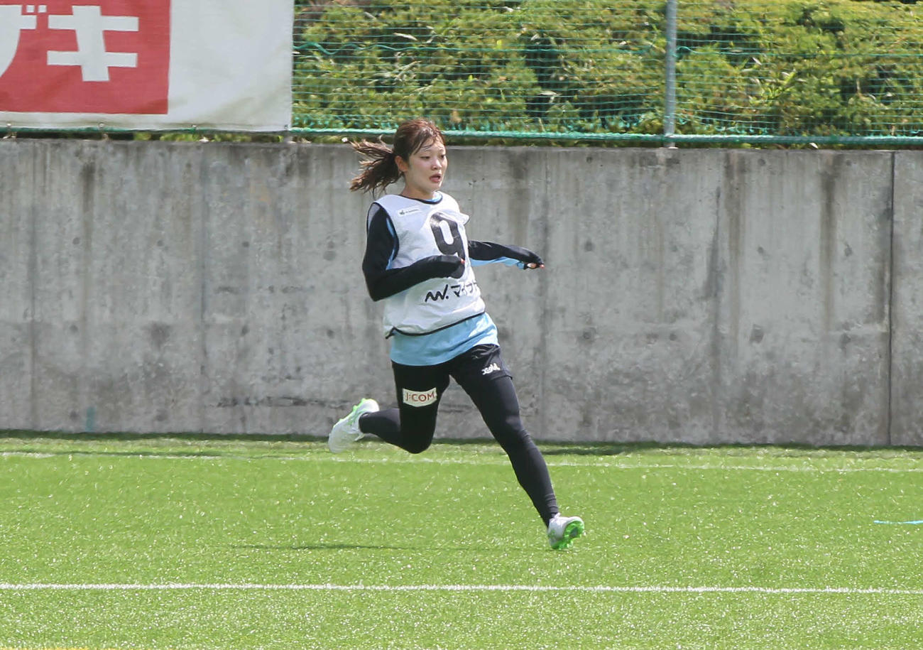 練習中、ボールを追うマイナビ仙台・MF遠藤（撮影・高橋香奈）