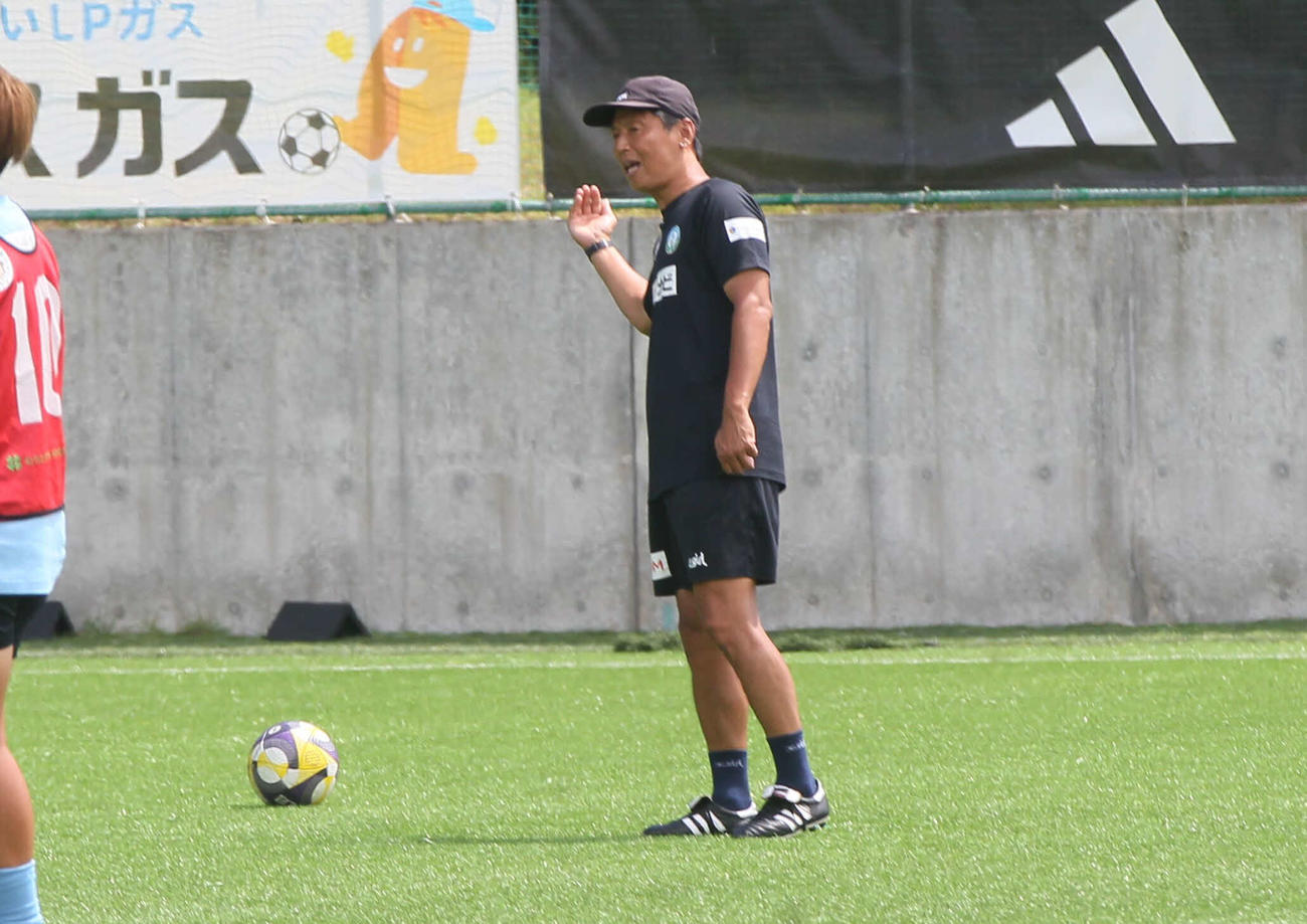 練習中に指示を出すマイナビ仙台・須永監督（撮影・高橋香奈）