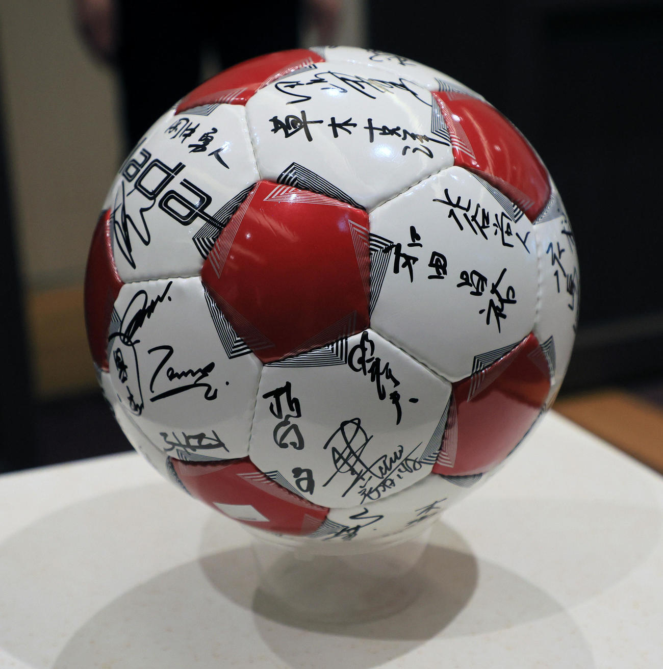 釜本邦茂さんの棺に入れたボールに記された元選手らのサイン（撮影・宮崎幸一）