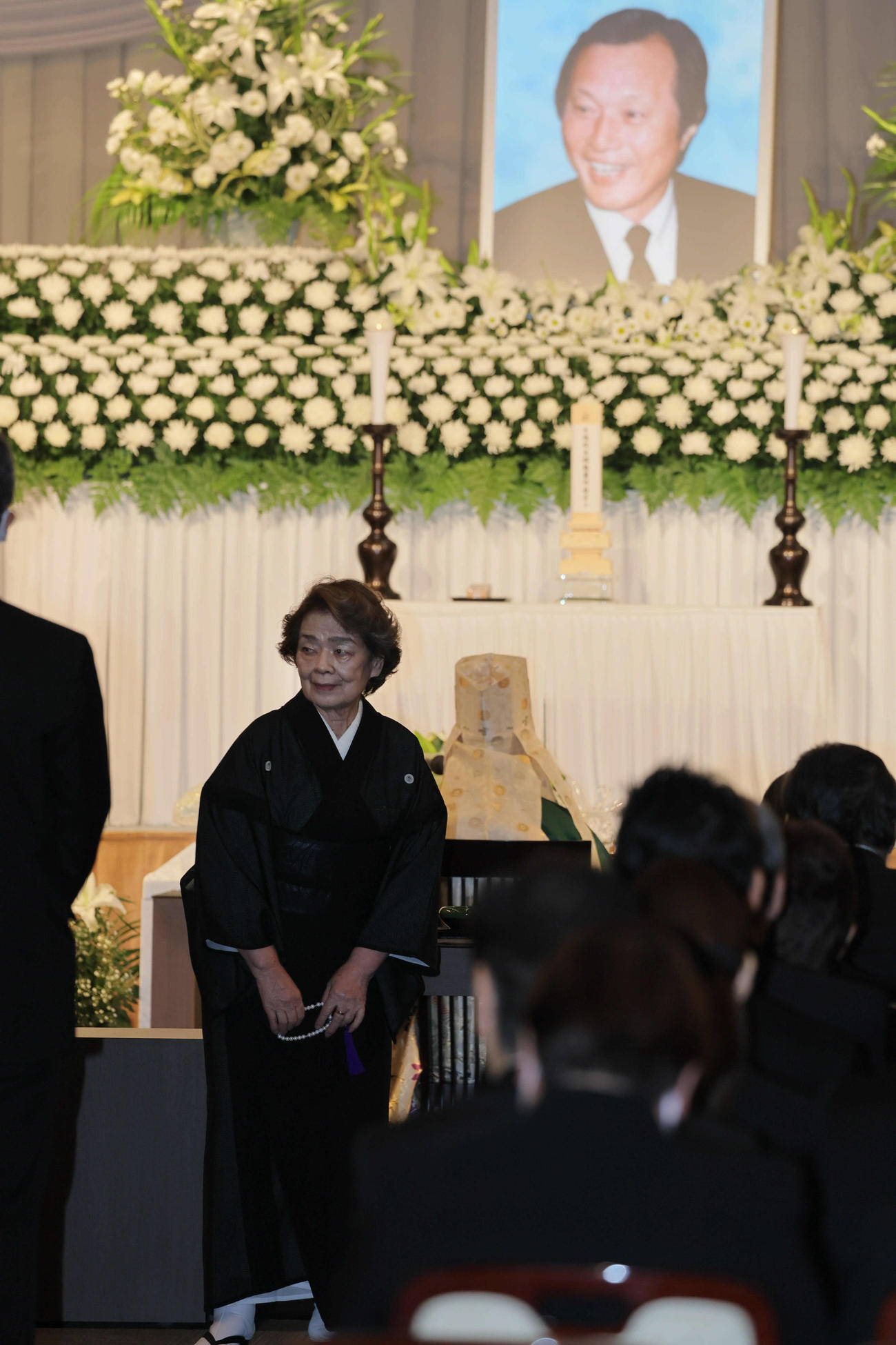 釜本邦茂さんの葬儀に参列した妻の修子氏（撮影・宮崎幸一）