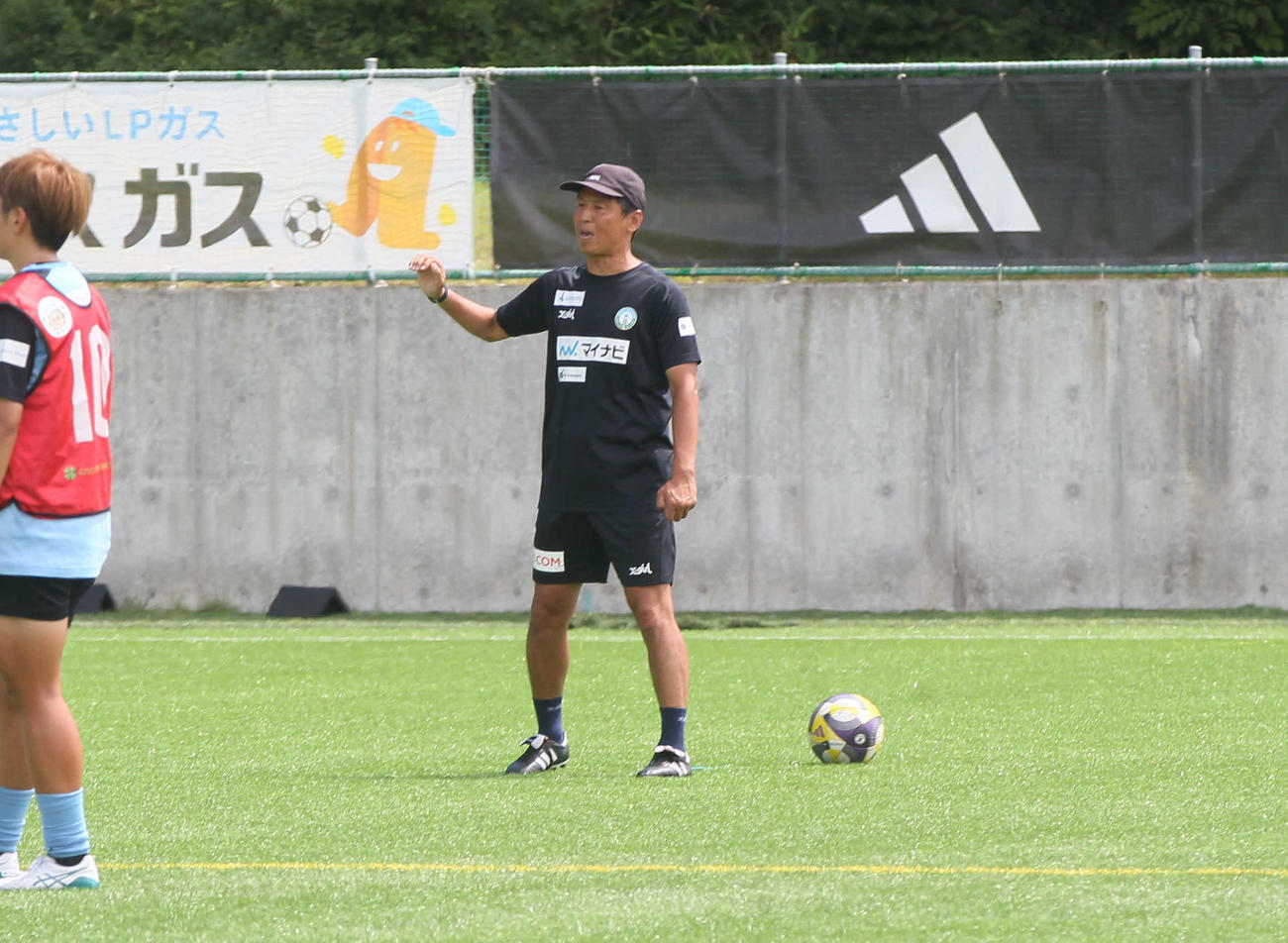 練習中に指示を出すマイナビ仙台・須永監督（撮影・高橋香奈）