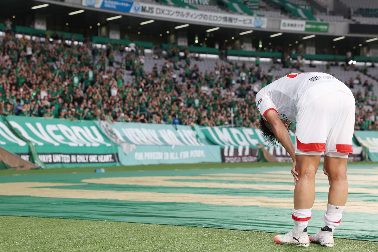 東京V対名古屋　試合後、古巣東京Vサポーターにあいさつする名古屋木村（撮影・宮地輝）