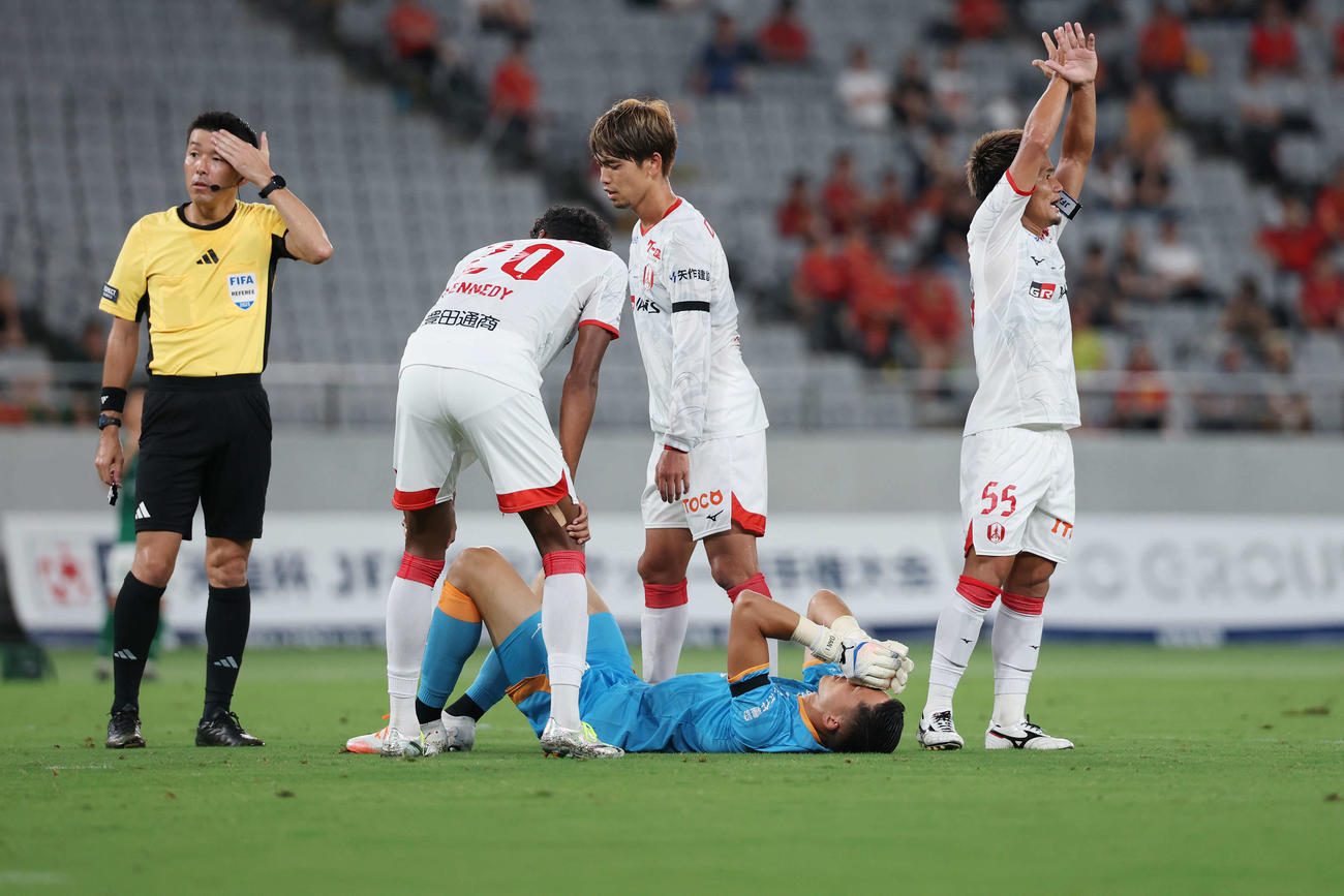 東京V対名古屋　後半、負傷しピッチに倒れ込む名古屋GKシュミット（下）（撮影・宮地輝）
