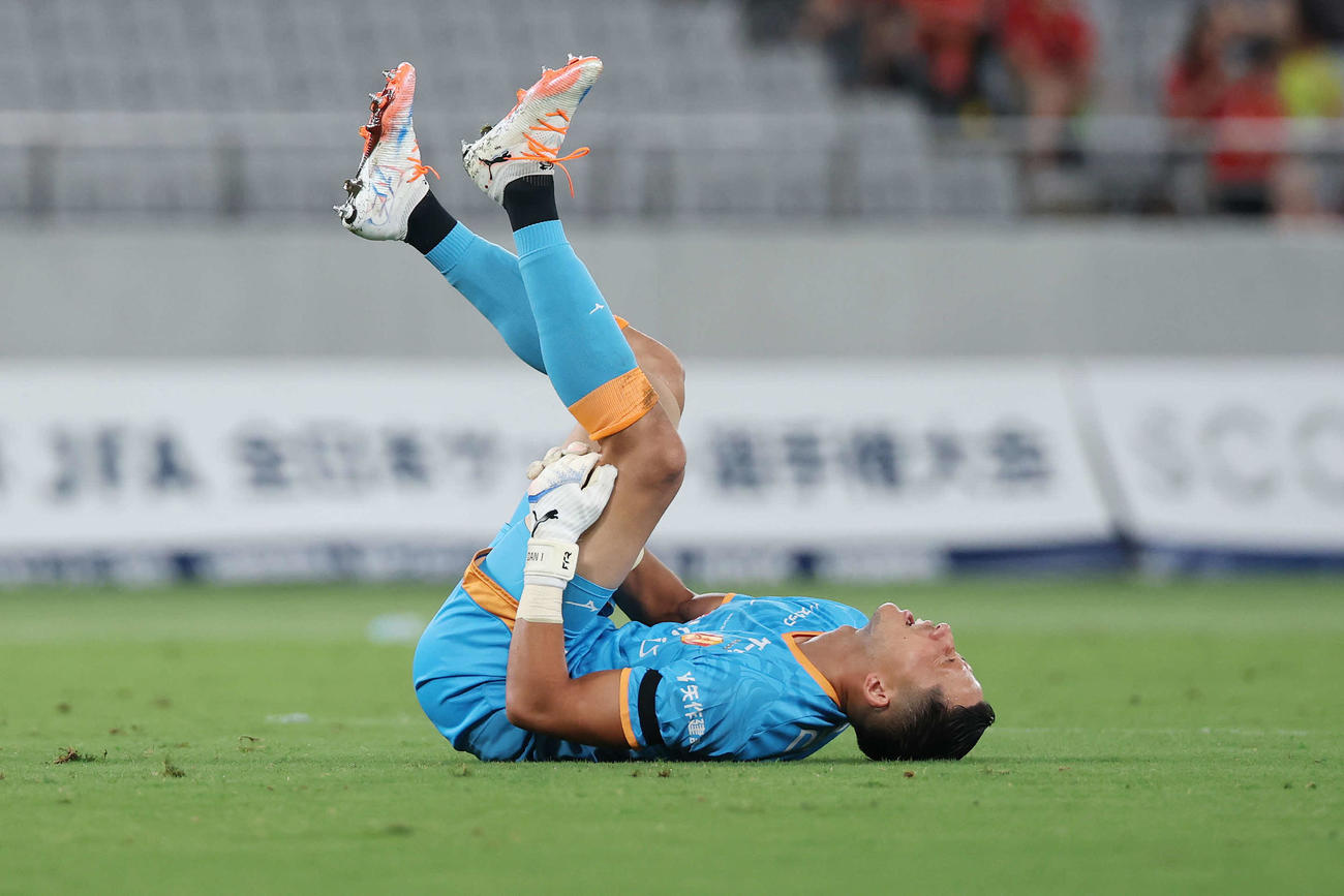 東京V対名古屋　後半、負傷しピッチに倒れ込む名古屋GKシュミット（撮影・宮地輝）