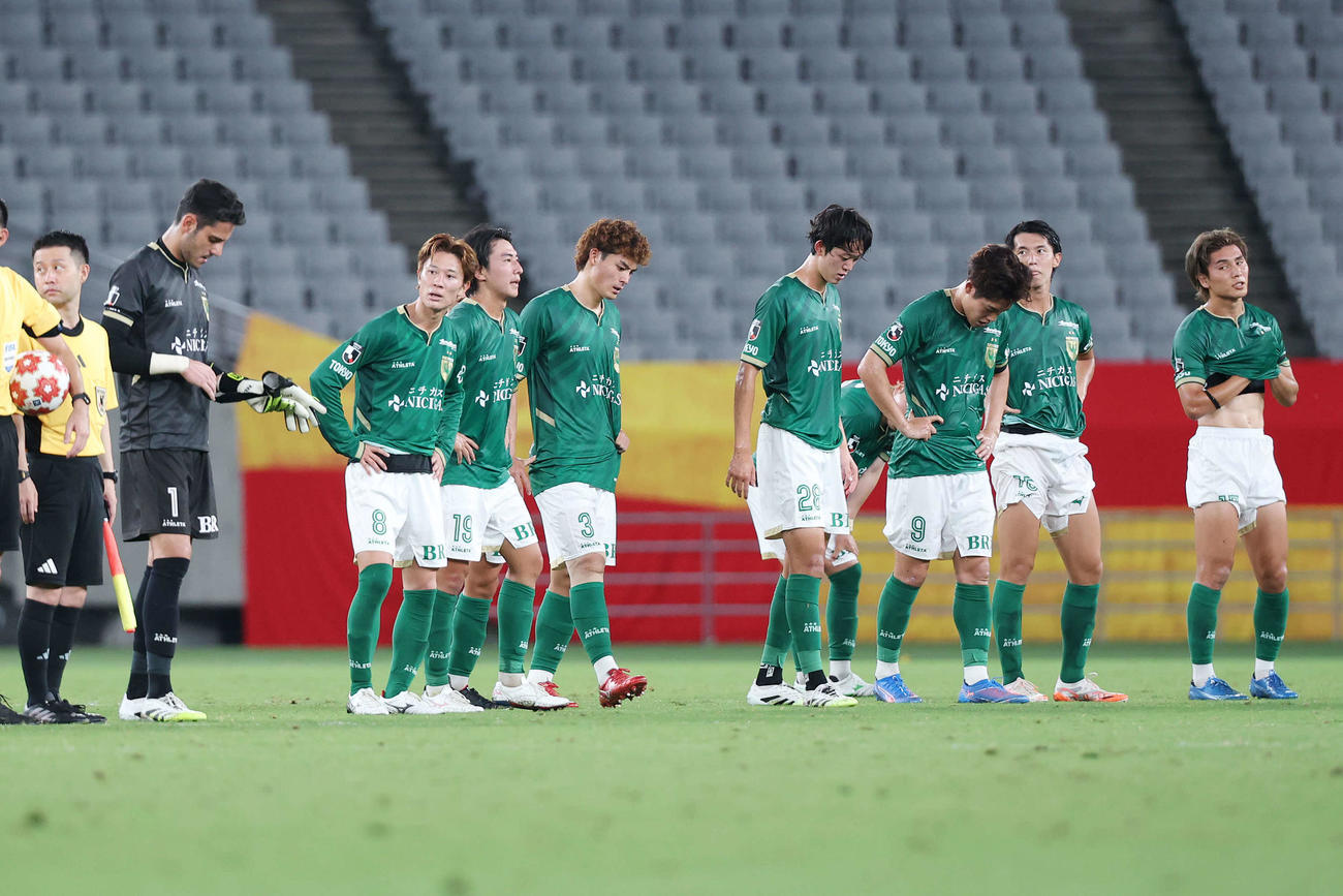 東京V対名古屋　天皇杯4回戦で敗退となり厳しい表情の東京Vの選手たち（撮影・宮地輝）