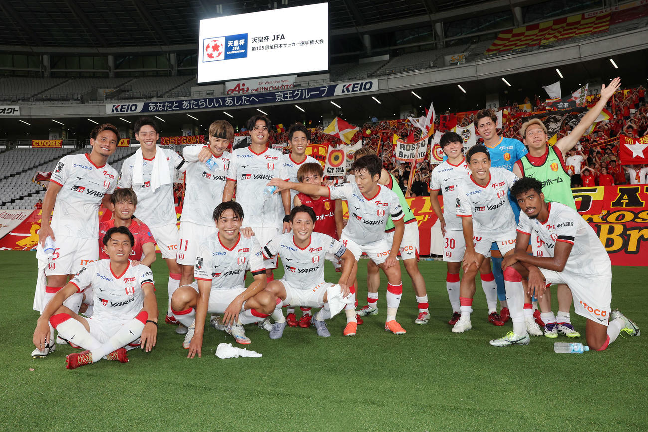 東京V対名古屋　天皇杯準々決勝進出を決め笑顔の名古屋の選手たち（撮影・宮地輝）