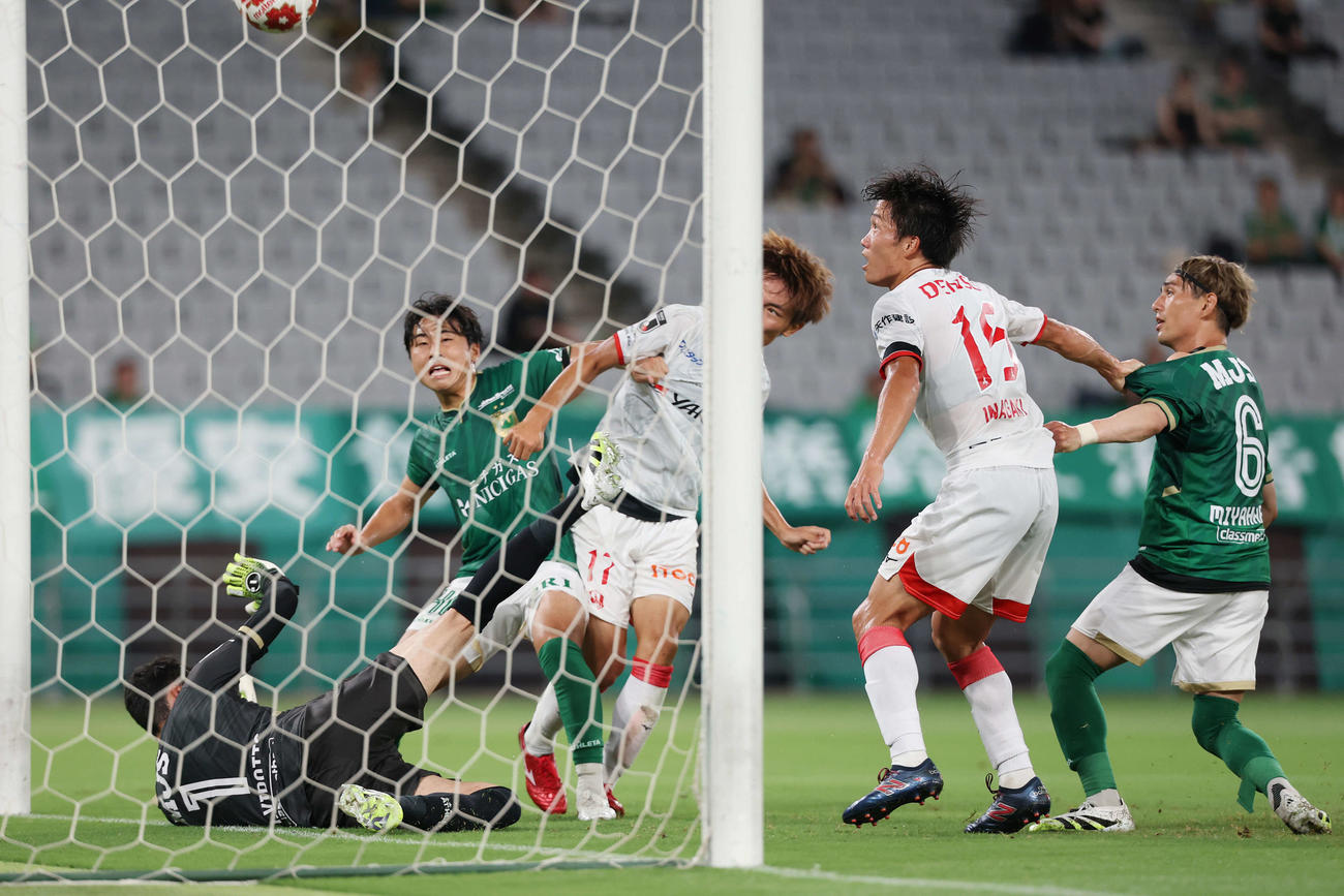 東京V対名古屋　前半、ゴールを決める名古屋内田（中央）（撮影・宮地輝）