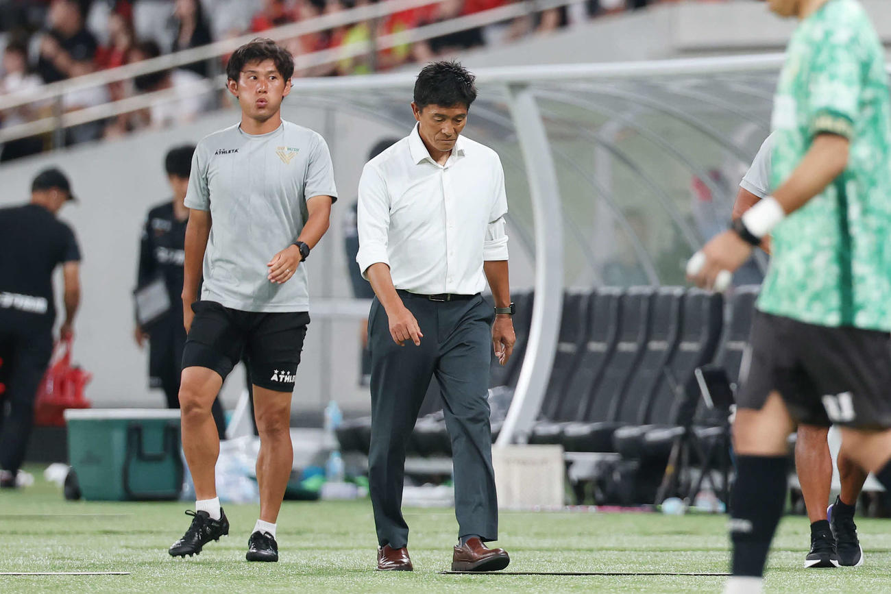 東京V対名古屋　天皇杯4回戦で敗退となり下を向く東京V城福監督（撮影・宮地輝）