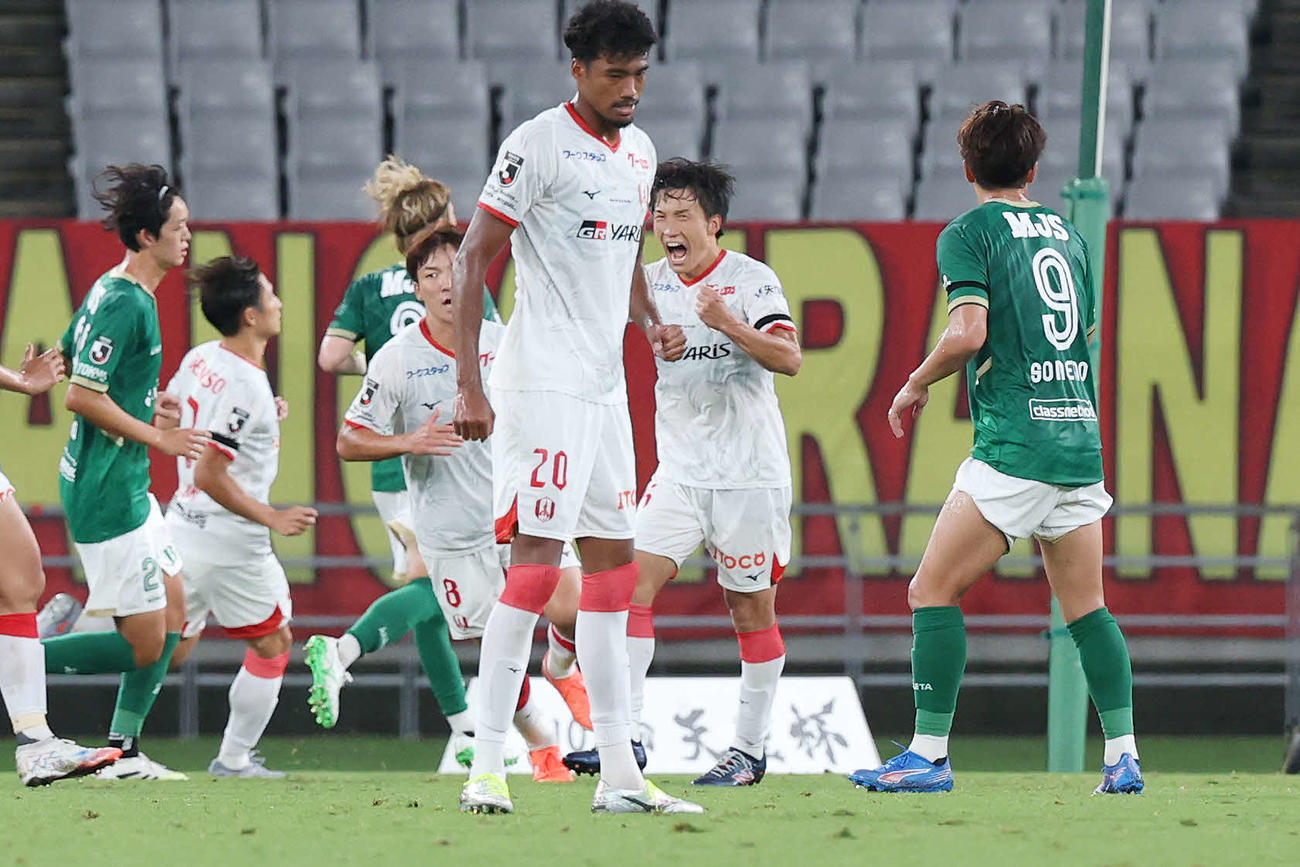 東京V対名古屋　後半、PKを決め喜ぶ名古屋稲垣（右から2人目）（撮影・宮地輝）