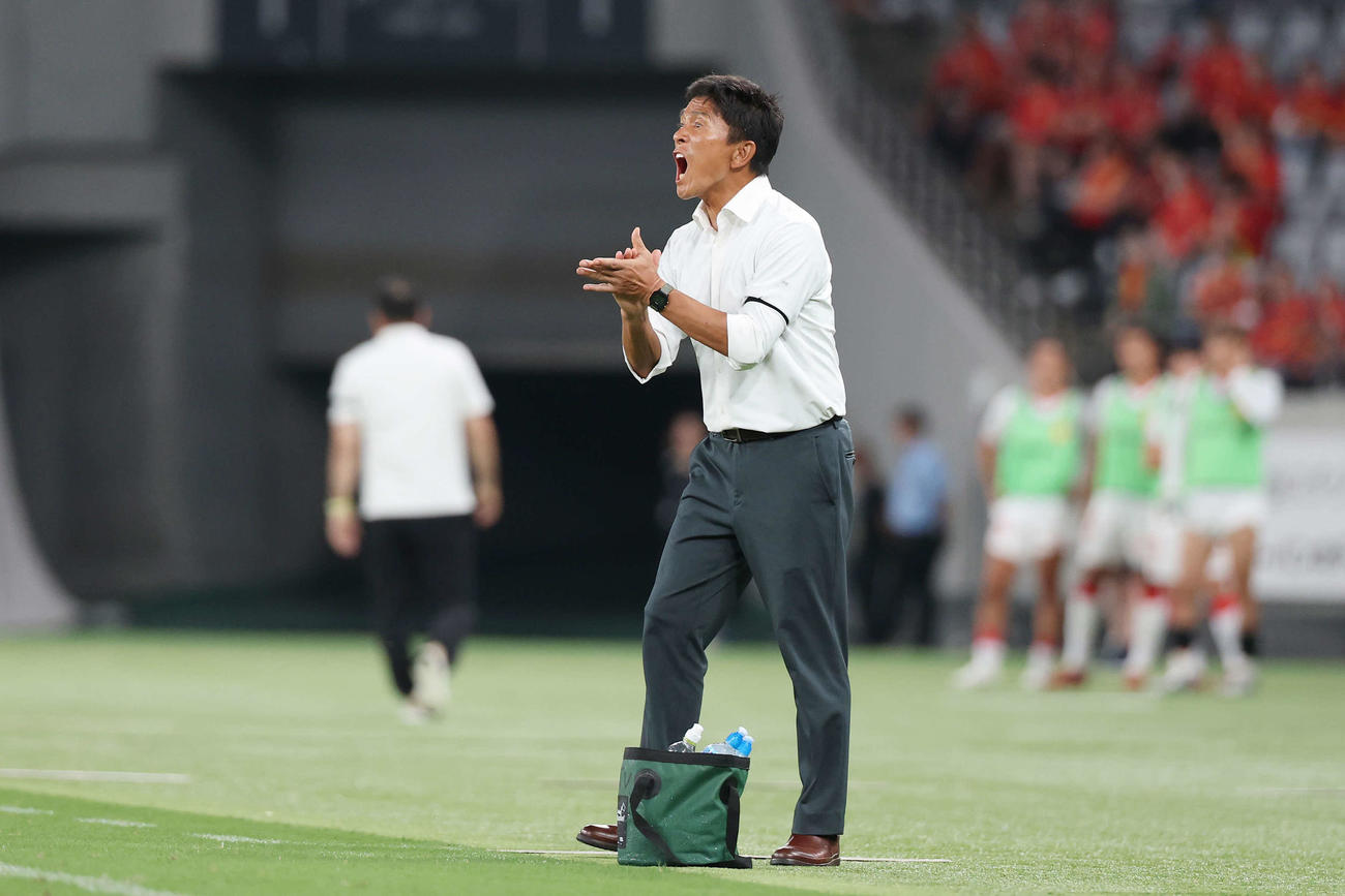 東京V対名古屋　後半、鼓舞する東京V城福監督（撮影・宮地輝）