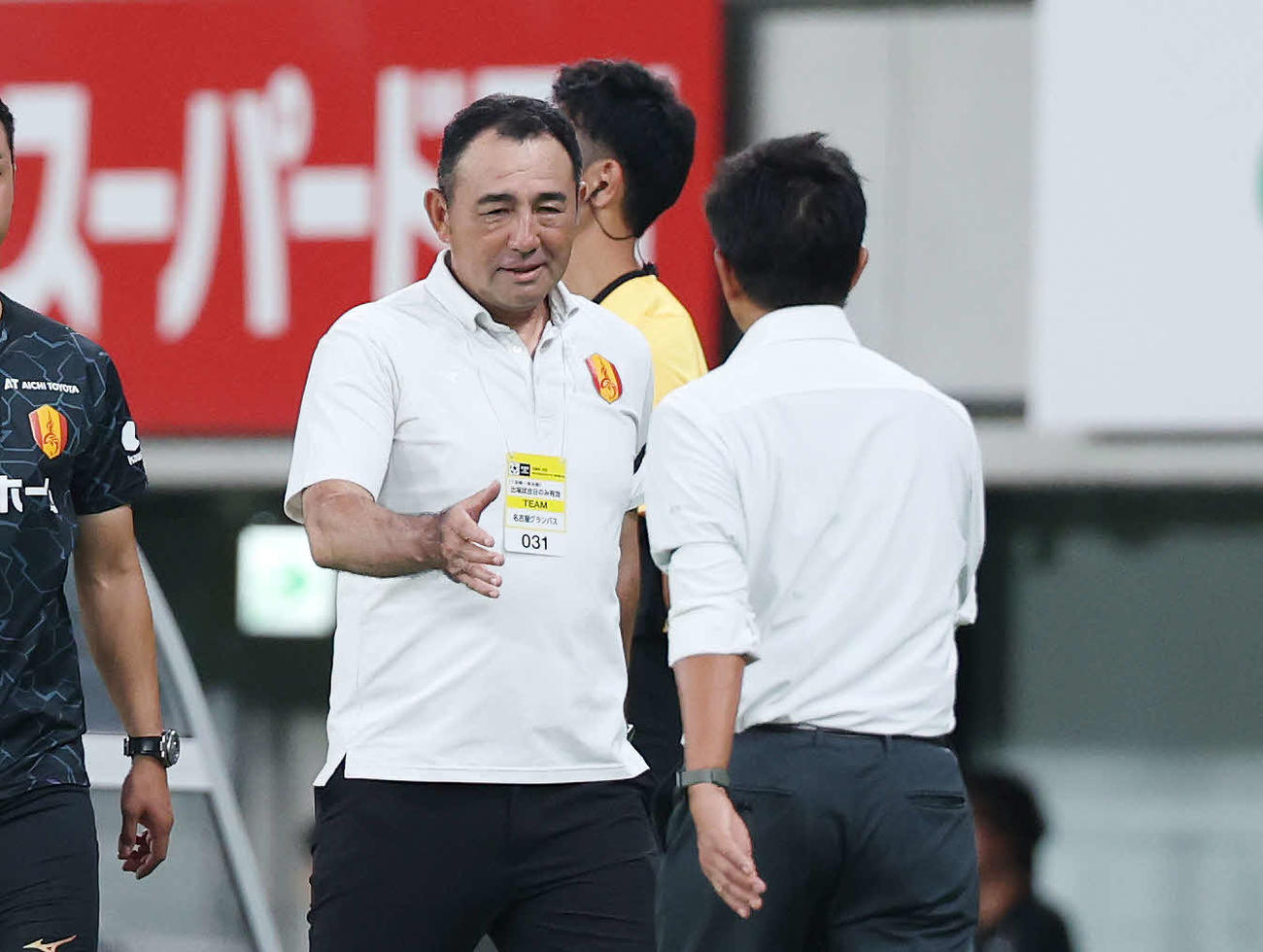 東京V対名古屋　天皇杯準々決勝進出を決め東京V城福監督（右）と握手する名古屋長谷川監督（撮影・宮地輝）