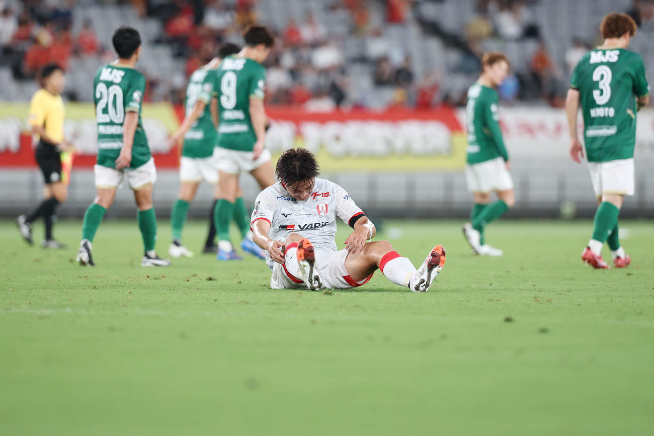 東京V対名古屋　天皇杯準々決勝進出を決めピッチに倒れ込む名古屋木村（撮影・宮地輝）