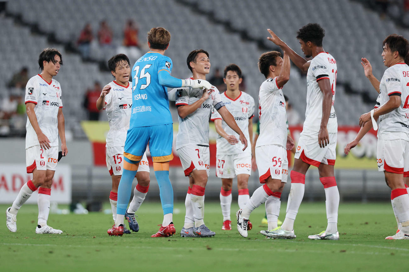 東京V対名古屋　天皇杯準々決勝進出を決めタッチを交わす名古屋稲垣（左から2人目）ら選手たち（撮影・宮地輝）