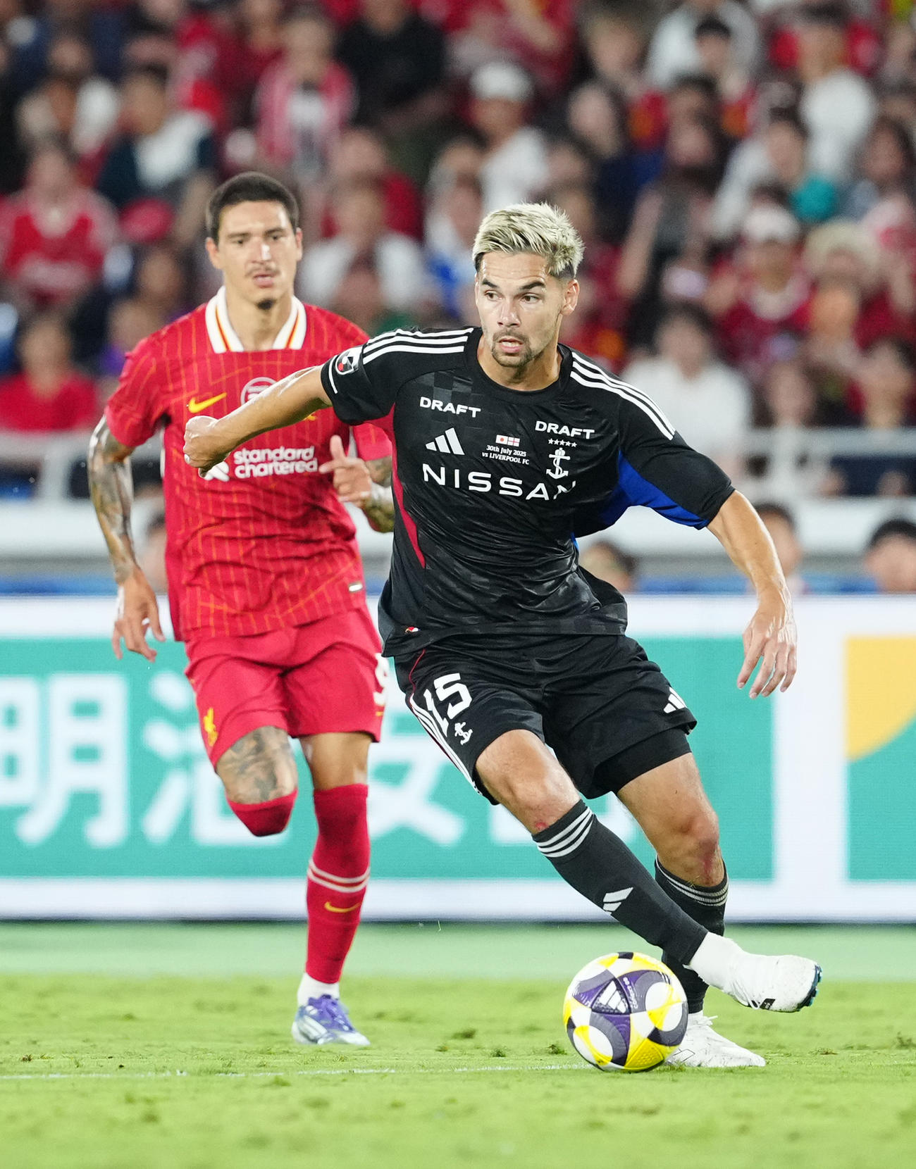 プレシーズンマッチ「明治安田Jリーグワールドチャレンジ2025」　横浜対リバプール　後半、ボールをキープする横浜サンディ・ウォルシュ（2025年7月撮影）