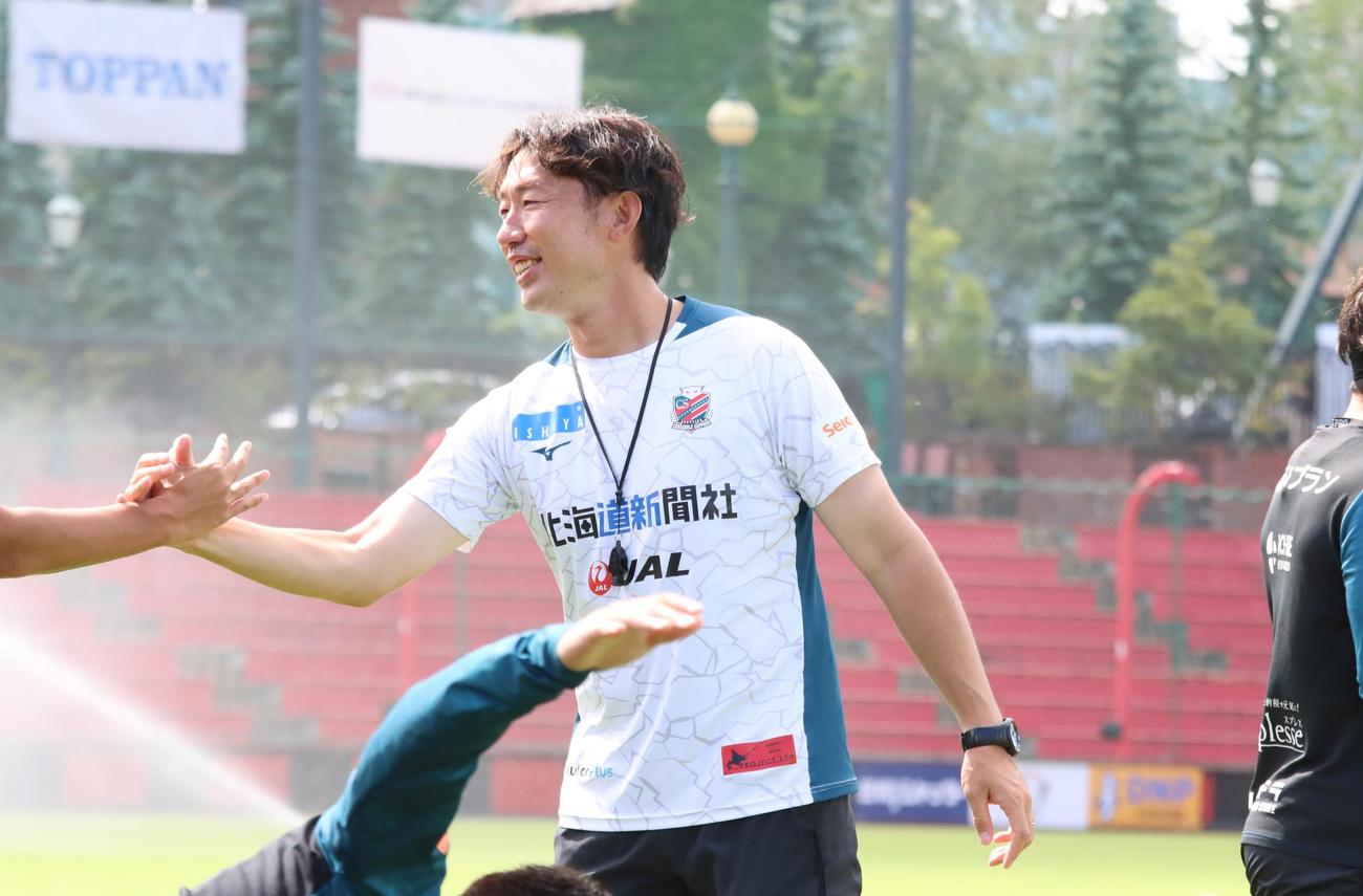 選手1人1人とあいさつする札幌柴田監督（撮影・保坂果那）