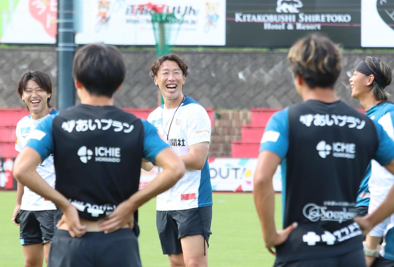 秋田戦前日練習で笑顔を見せる札幌柴田監督（撮影・保坂果那）