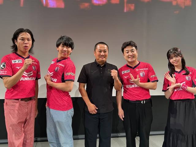 左から初代王者に輝いたフースーヤの2人、C大阪森島会長、司会を務めた水田信二、NMB48坂下真心
