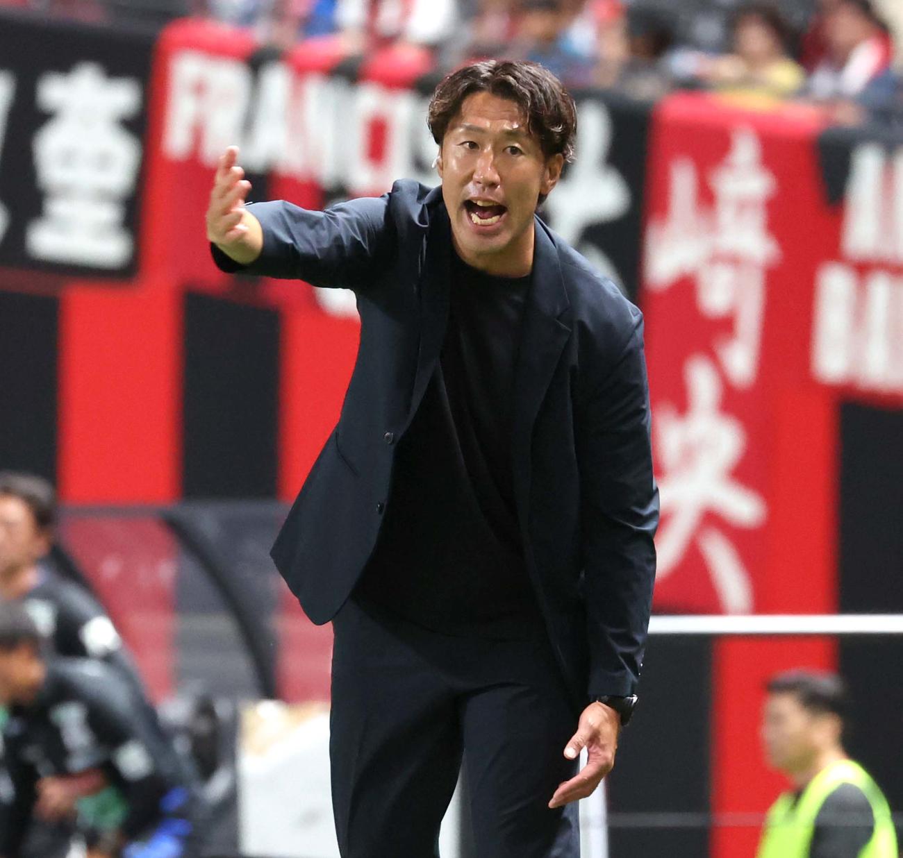 札幌対秋田　選手に指示を出す札幌柴田新監督（撮影・黒川智章）