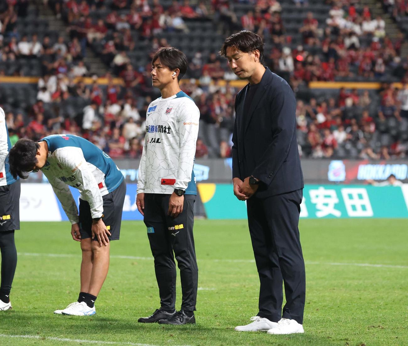 札幌対秋田　試合後、スタンドにあいさつする札幌柴田新監督（撮影・黒川智章）