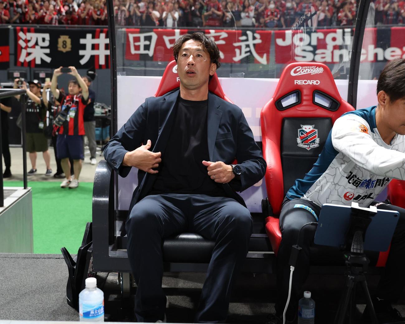 札幌対秋田　試合前、ベンチに座る札幌柴田新監督（撮影・黒川智章）