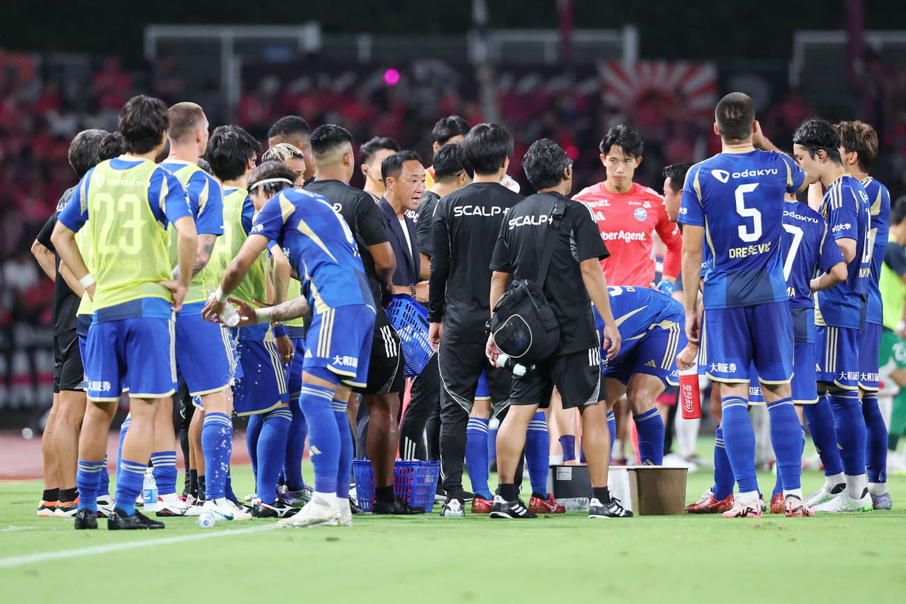 町田対C大阪　後半、飲水タイムで選手たちに指示を伝える町田黒田監督（中央）（撮影・宮地輝）