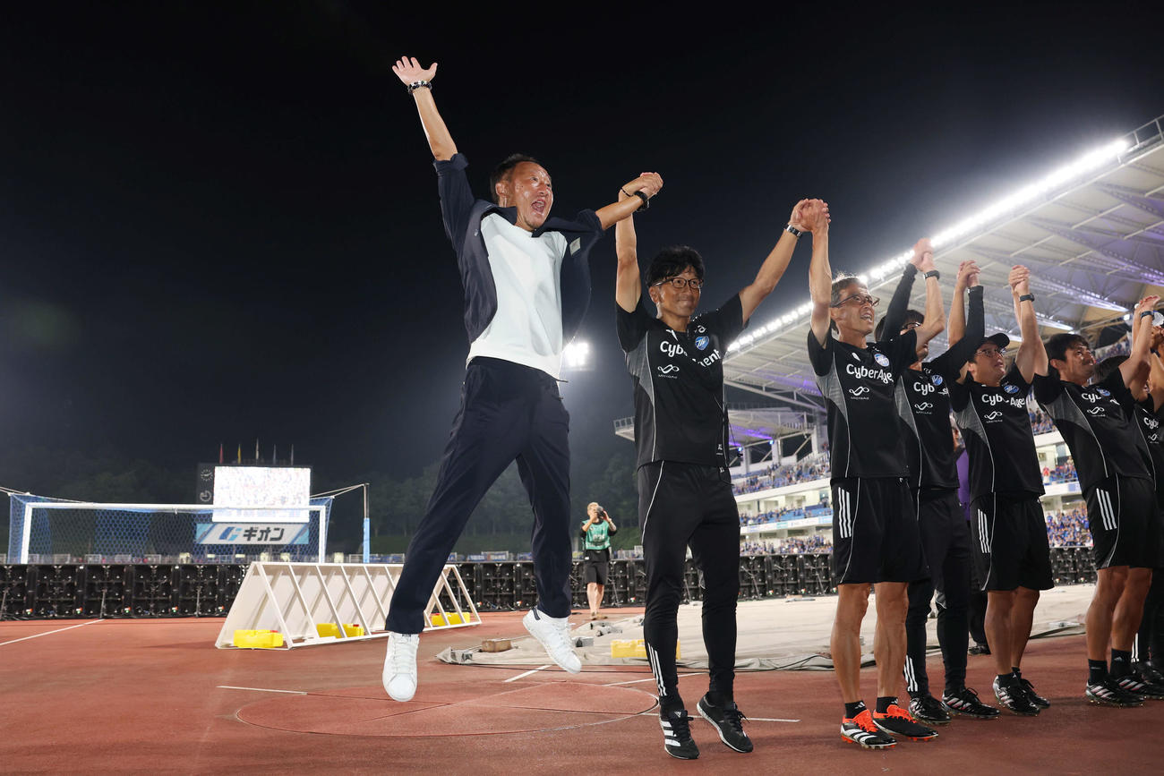 町田対C大阪　公式戦10連勝を飾り大ジャンプする町田黒田監督（撮影・宮地輝）