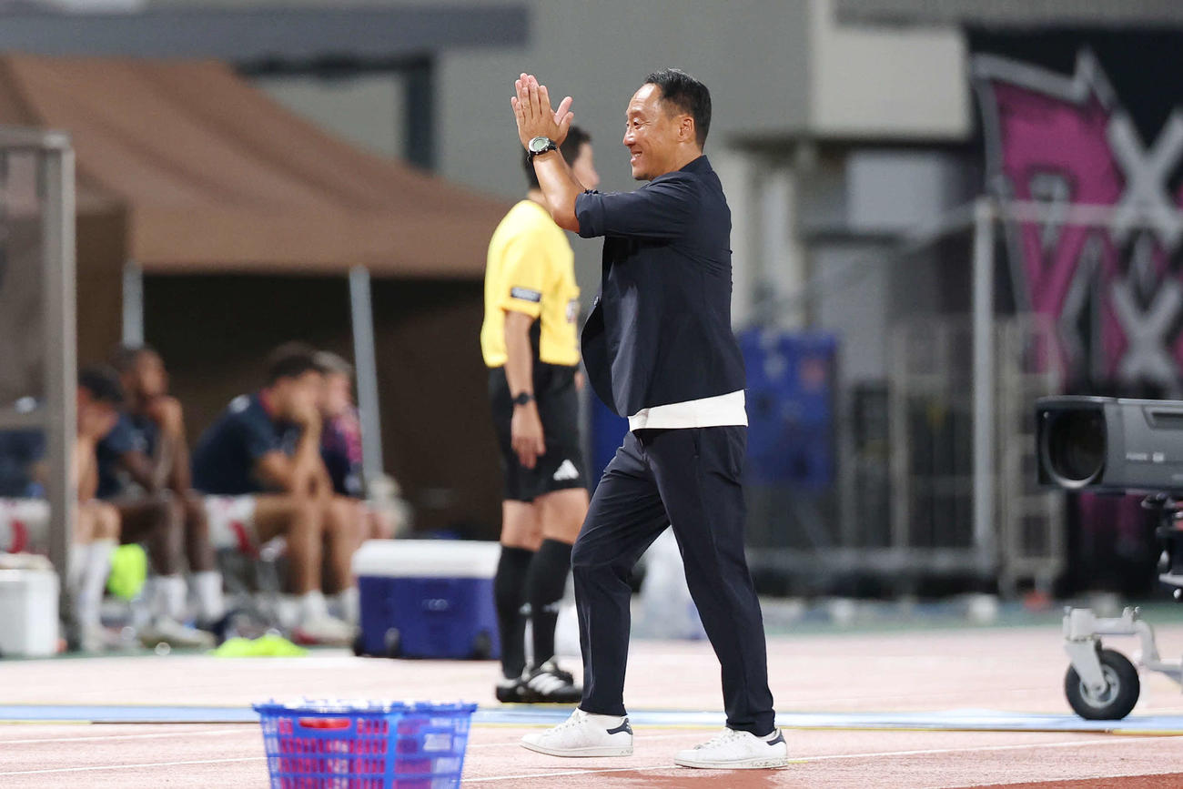 町田対C大阪　公式戦10連勝を飾り笑顔で手をたたく町田黒田監督（撮影・宮地輝）