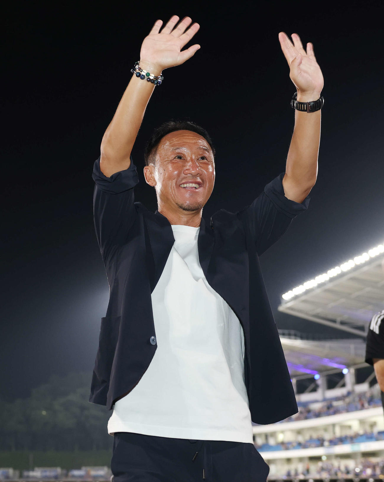 町田対C大阪　公式戦10連勝を飾り笑顔で手を振る町田黒田監督（撮影・宮地輝）
