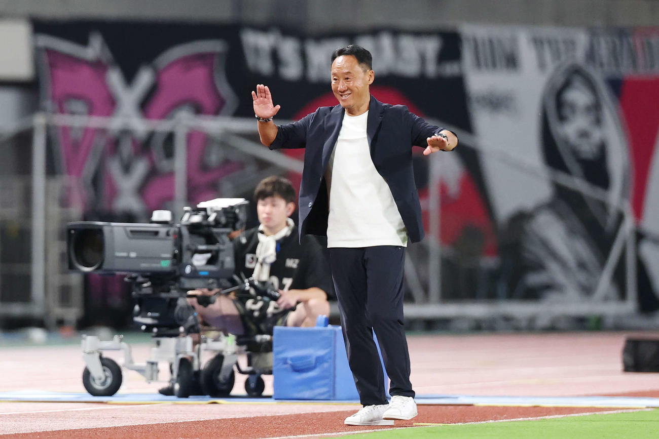 町田対C大阪　公式戦10連勝を飾り笑顔の町田黒田監督（撮影・宮地輝）