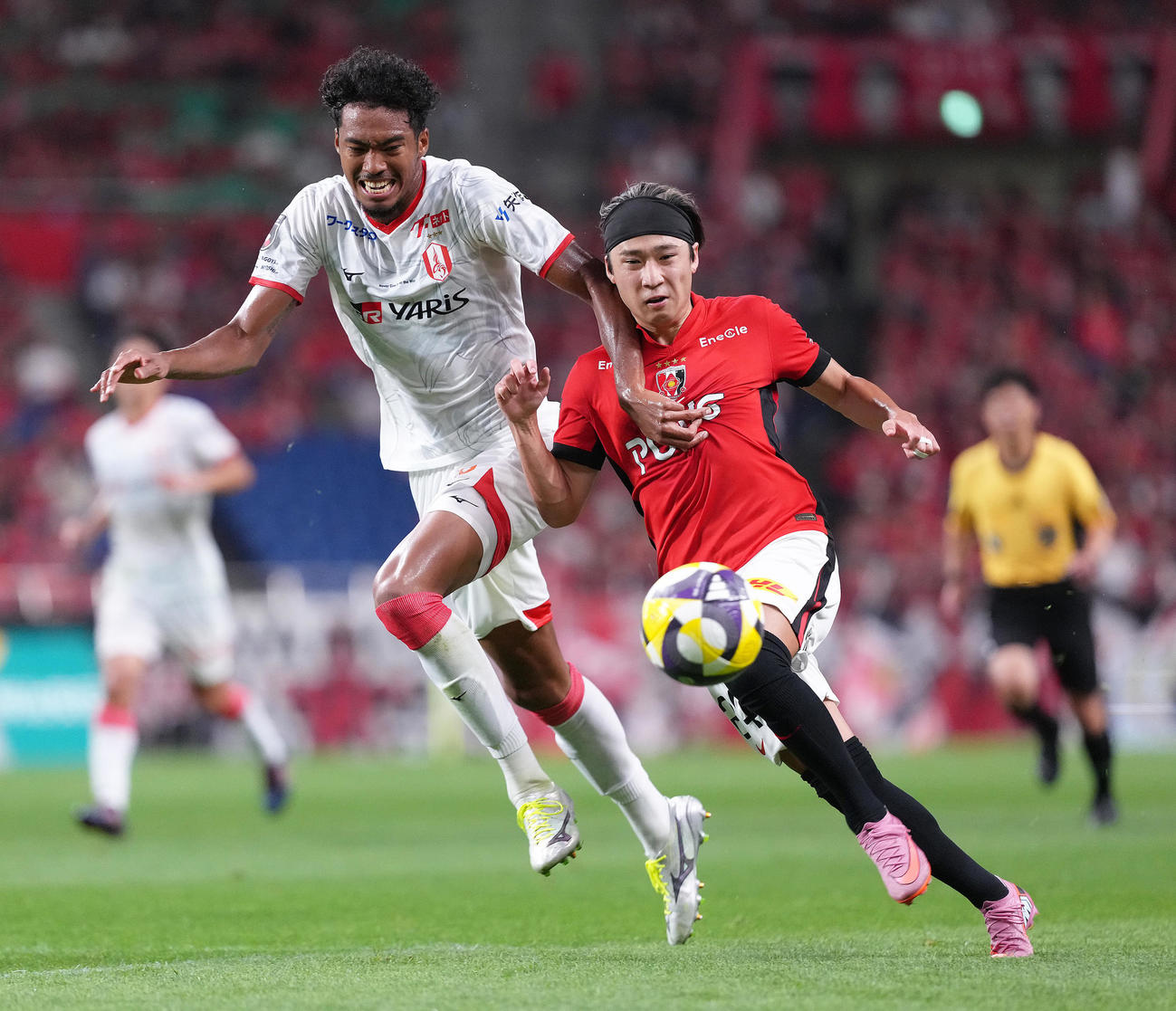 浦和対名古屋　前半、競り合う浦和松尾（右）と名古屋三国（撮影・足立雅史）