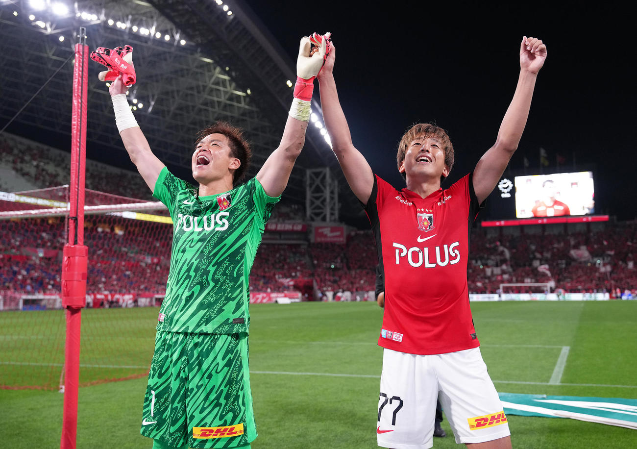 浦和対名古屋　名古屋に勝利しサポーターの声援に応える浦和のGK西川（左）と金子（撮影・足立雅史）