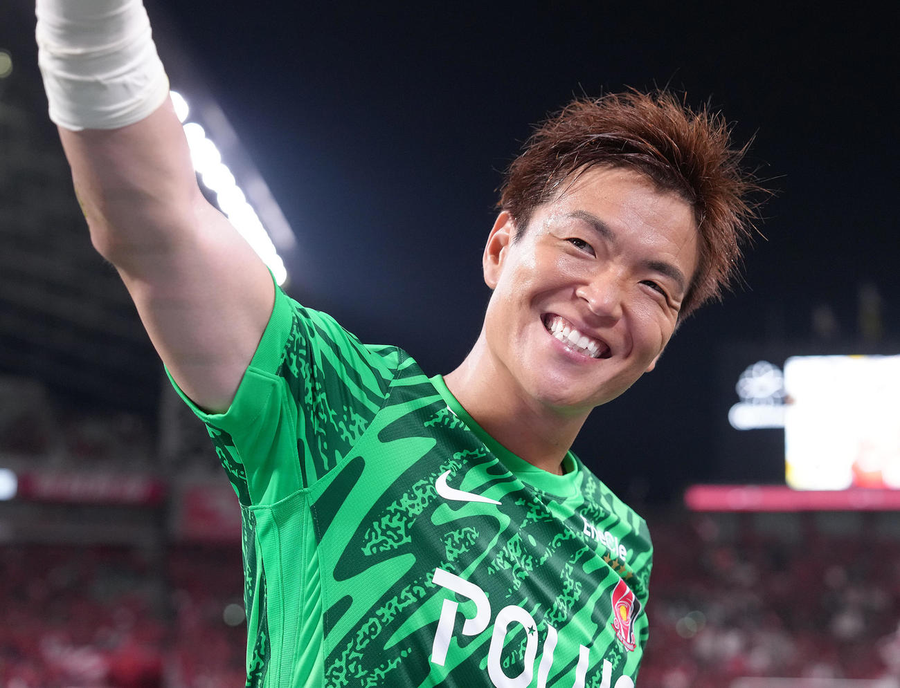 浦和対名古屋　名古屋に勝利しサポーターの声援に笑顔で応える浦和GK西川（撮影・足立雅史）