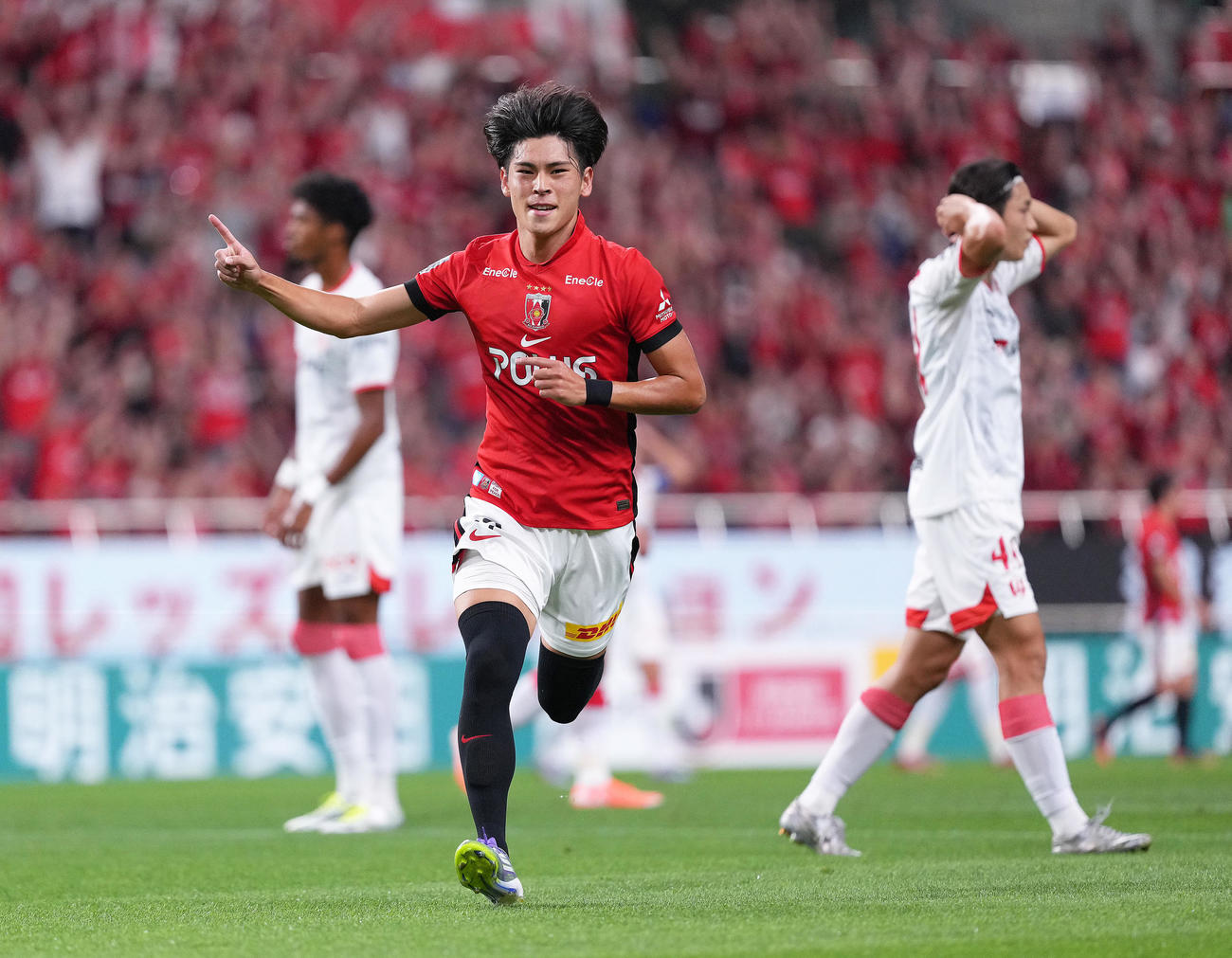 浦和対名古屋　前半、ゴールを決め喜ぶ浦和小森（撮影・足立雅史）