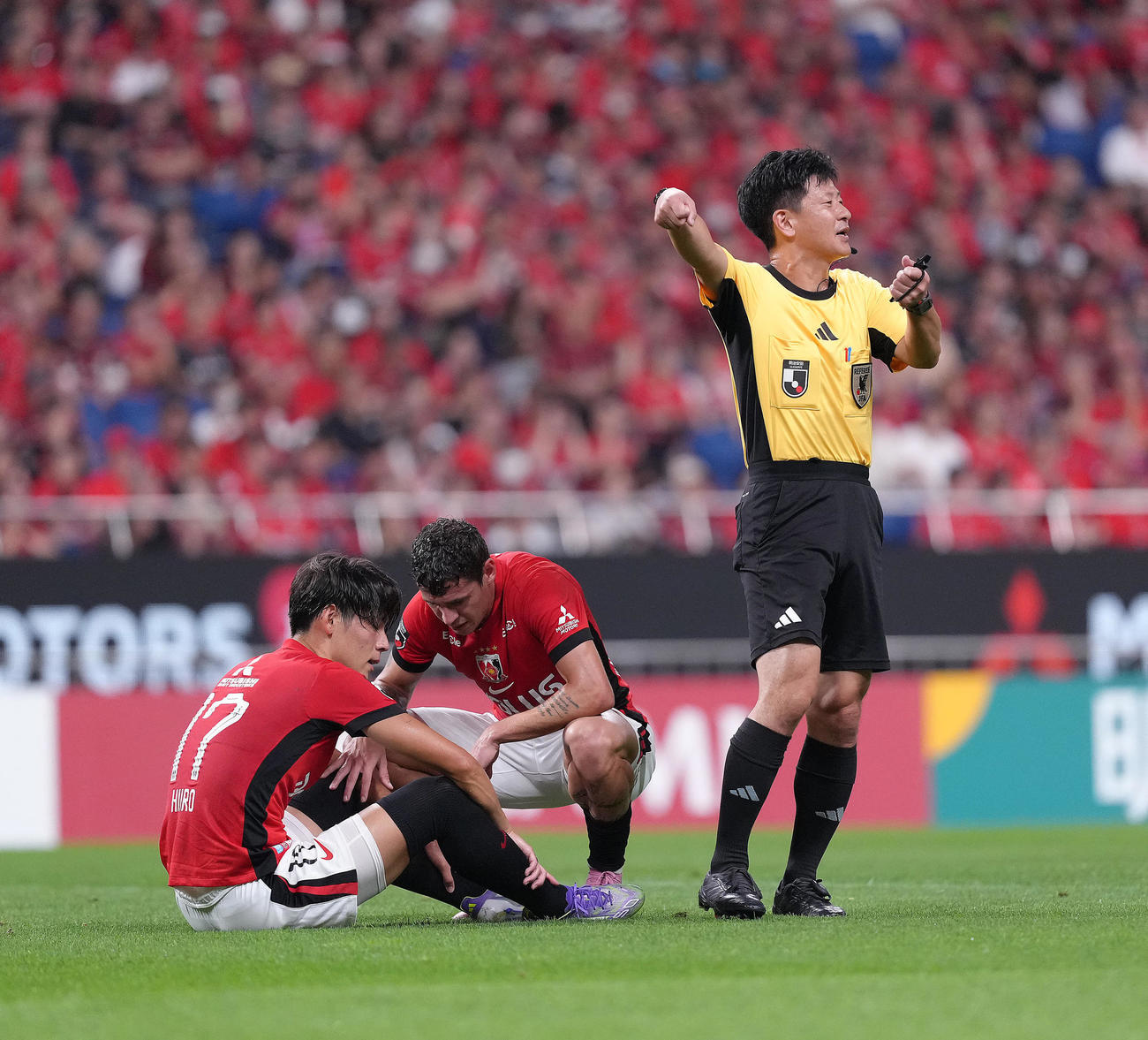 浦和対名古屋　前半、負傷交代する浦和小森（左）（撮影・足立雅史）