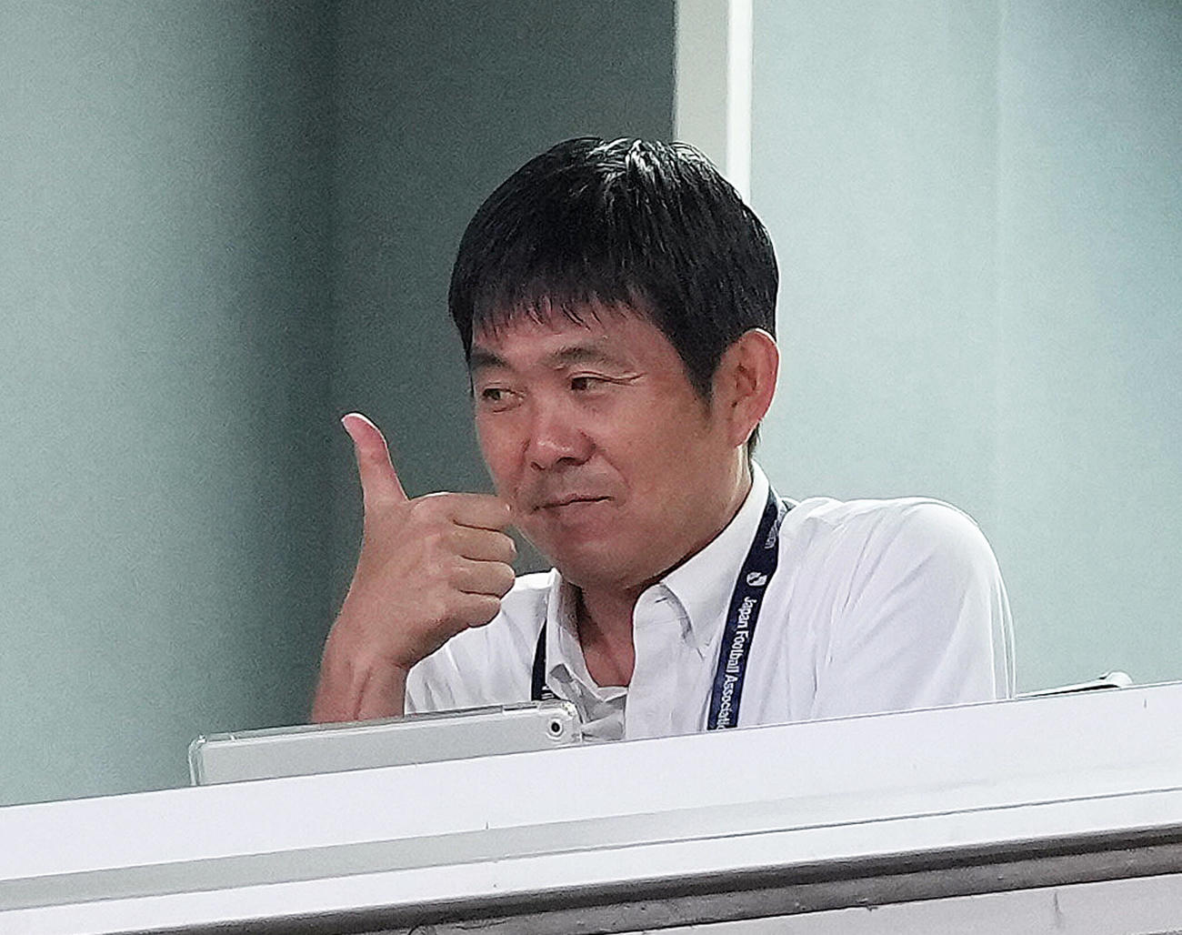 浦和対名古屋　視察に訪れた日本代表森保監督はサポーターにサムズアップで応える（撮影・足立雅史）